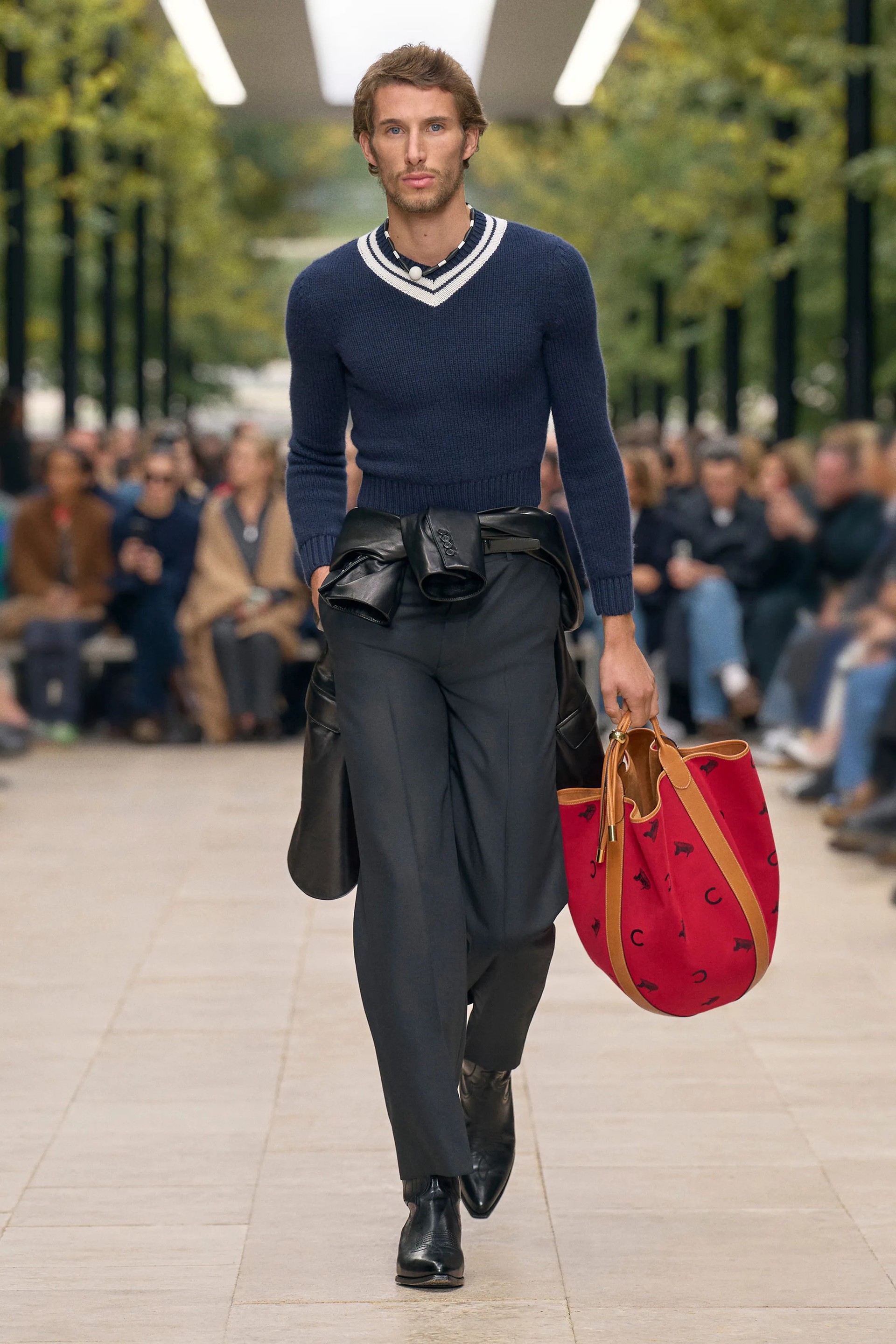 Hinh anh Phom dáng ôm sát và sự dịch chuyển thẩm mỹ trong thời trang nam 19