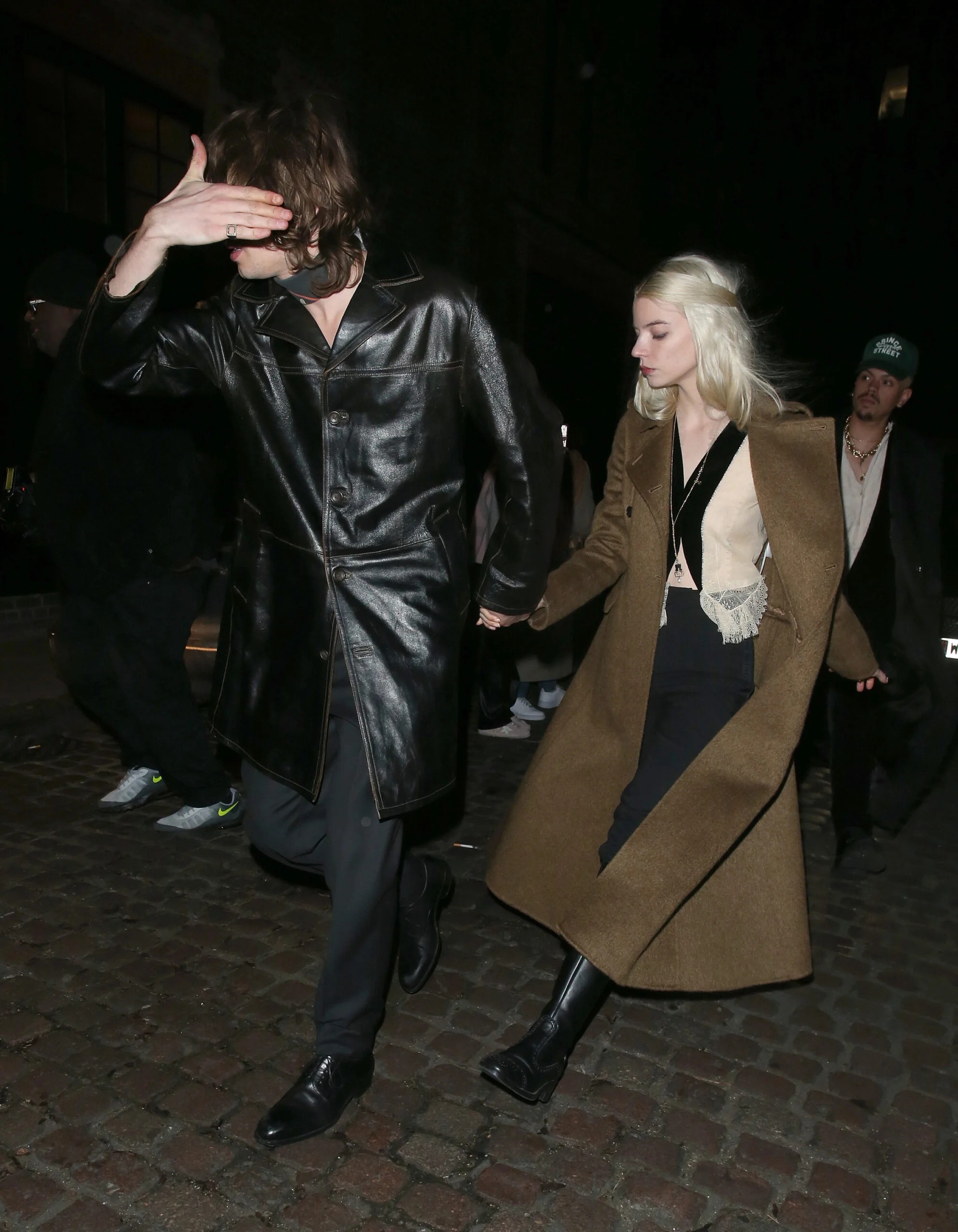 Hinh anh Học bí quyết phối đồ đôi tinh tế của Anya Taylor Joy và Malcolm McRae 2