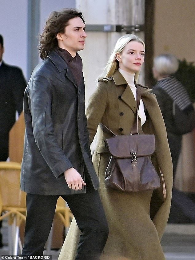 Hinh anh Học bí quyết phối đồ đôi tinh tế của Anya Taylor Joy và Malcolm McRae 5