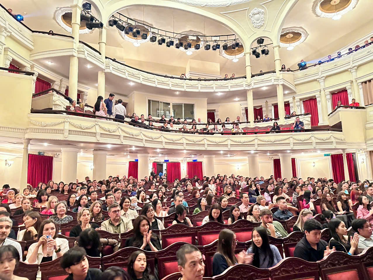 Khán phòng Nhà nhà hát TP kín khán giả trong đêm đầu diễn