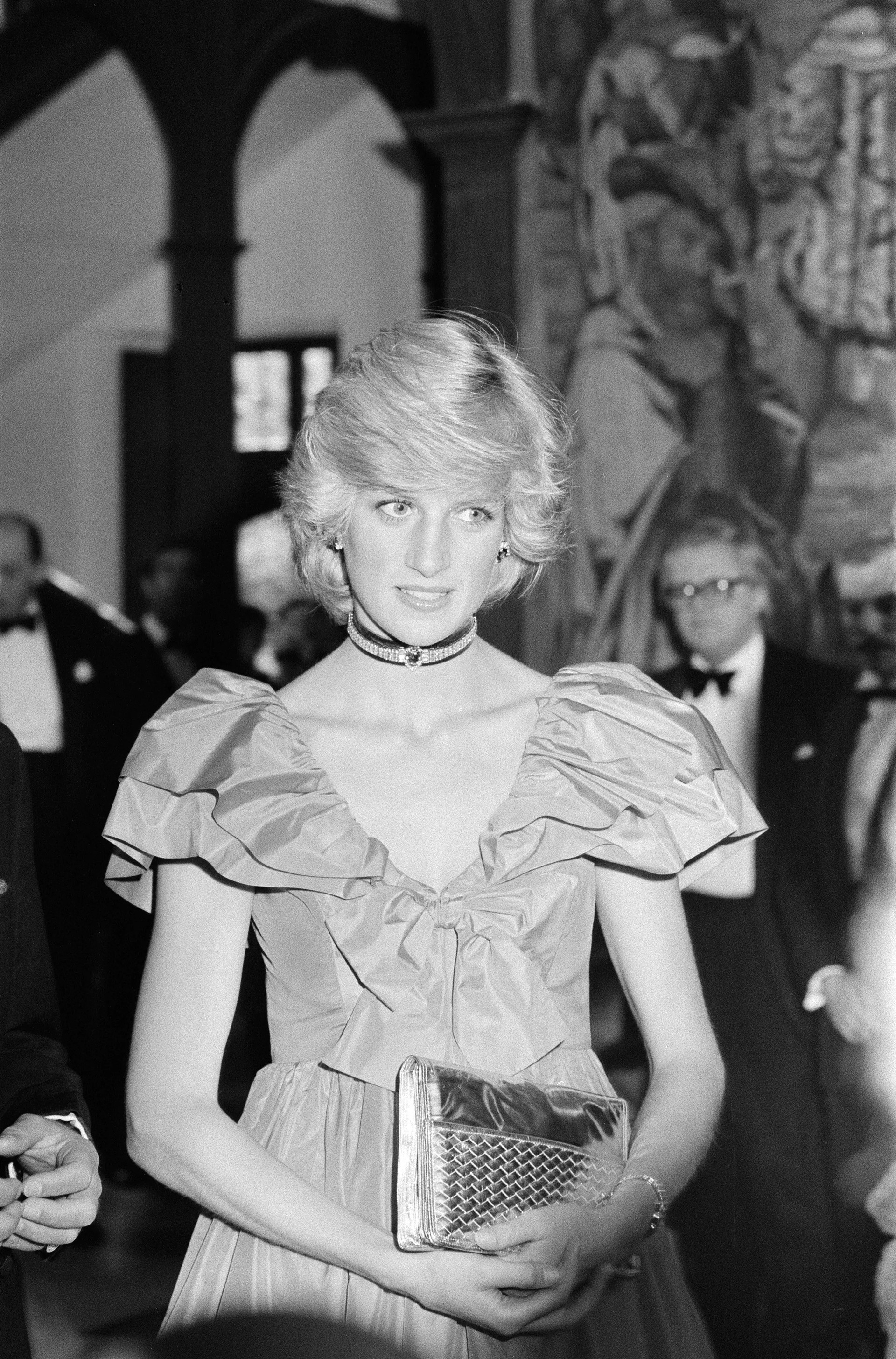 Công nương Diana mang chiếc túi Intrecciato bóng mịn của Bottega Veneta, năm 1983.