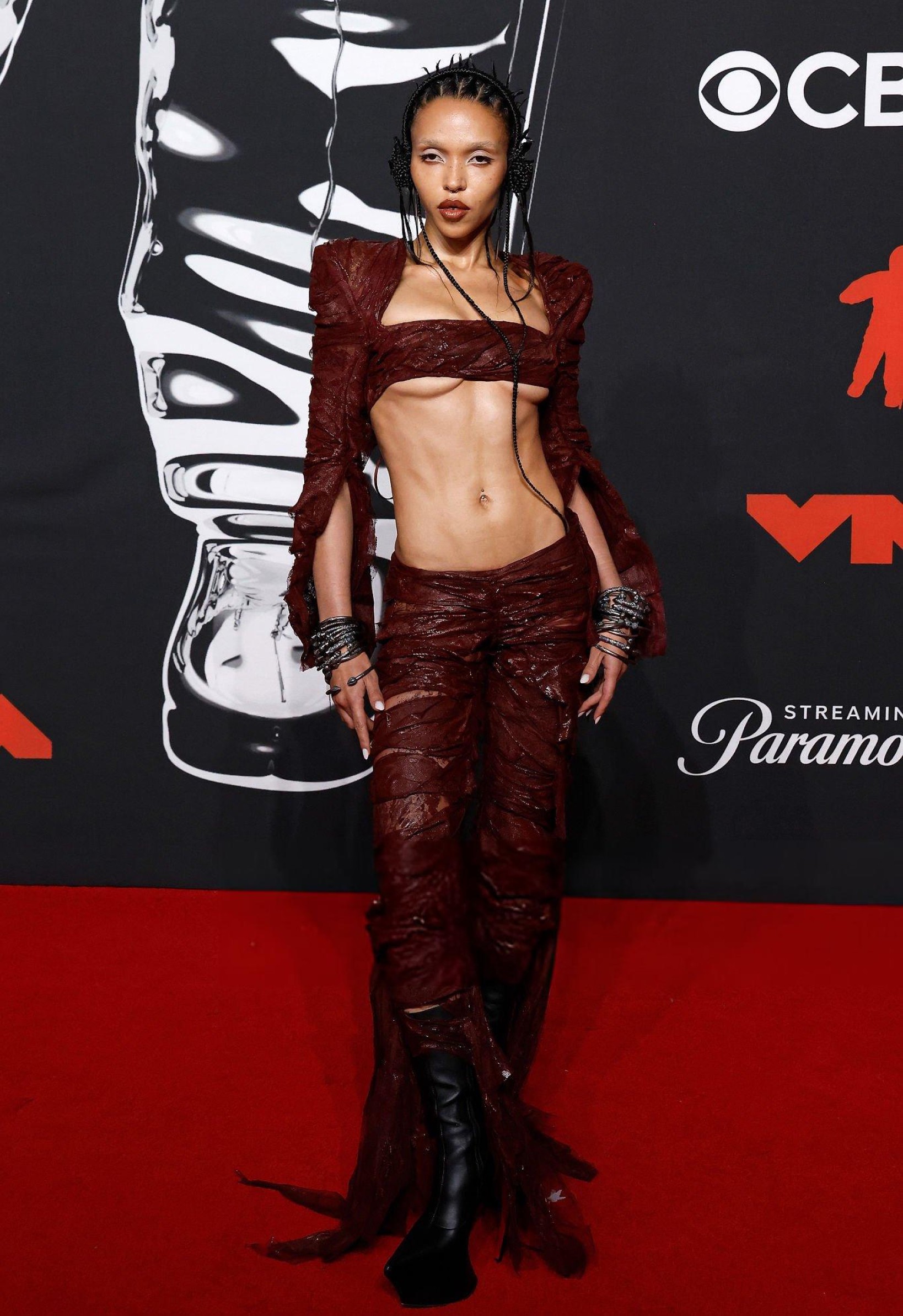 Hinh anh Bra-top on trend khi loạt celeb "lăng -xê": Bí quyết mặc đẹp không phản cảm 3