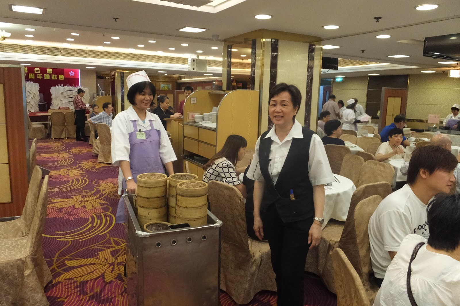 Xe đẩy điểm tâm là nét truyền thống trong văn hóa Dimsum thuần túy ở Hồng Kông vẫn còn được giữ lại ở London Restaurant. Ảnh: 余江強.