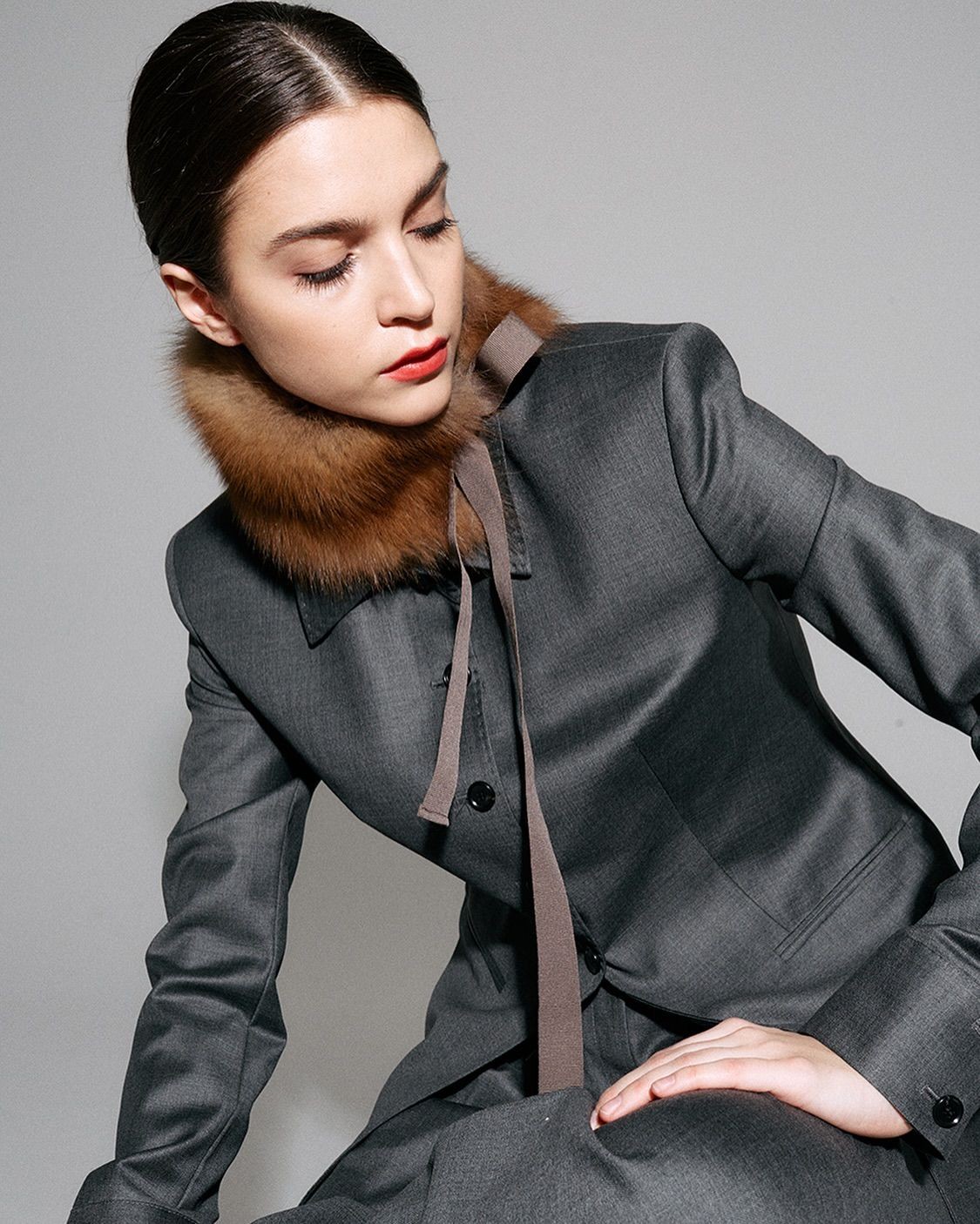 Nhấn nhá trang phục với cổ áo lông tháo rời