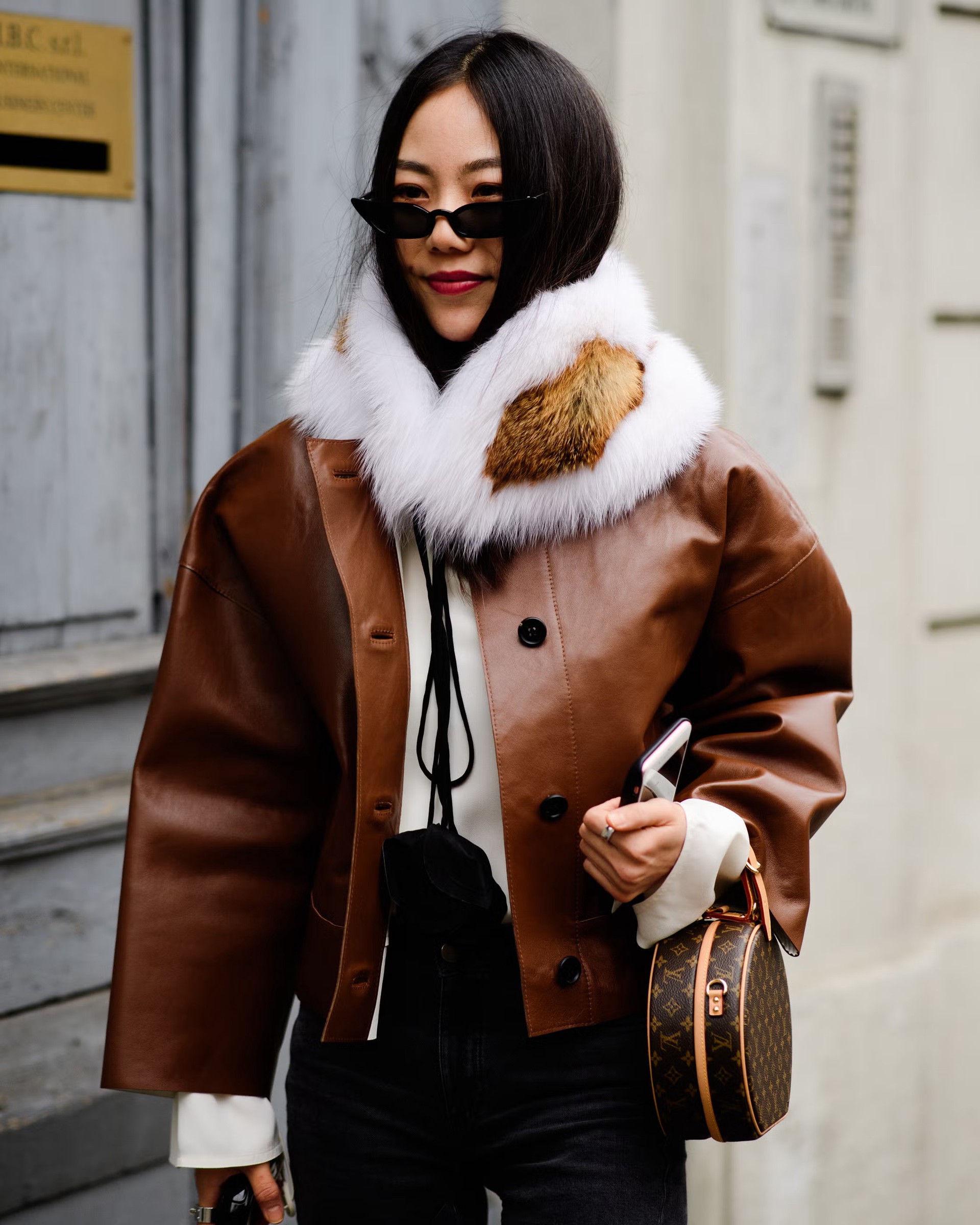 Nhấn nhá trang phục với cổ áo lông tháo rời