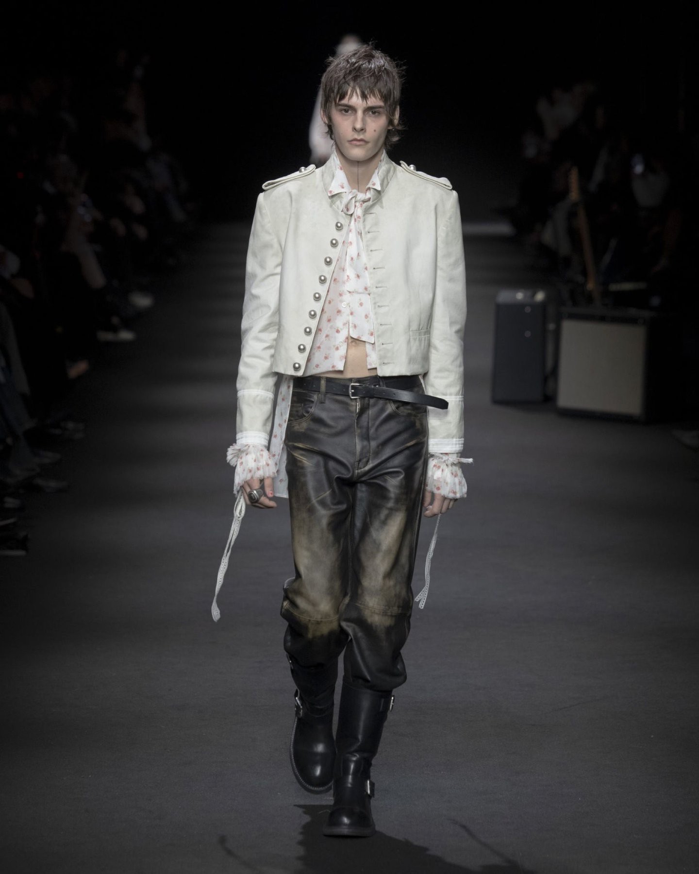 Hinh anh Áo khoác Napoleon trở lại: Khi tinh thần quân phục bước vào thời trang đương đại 23