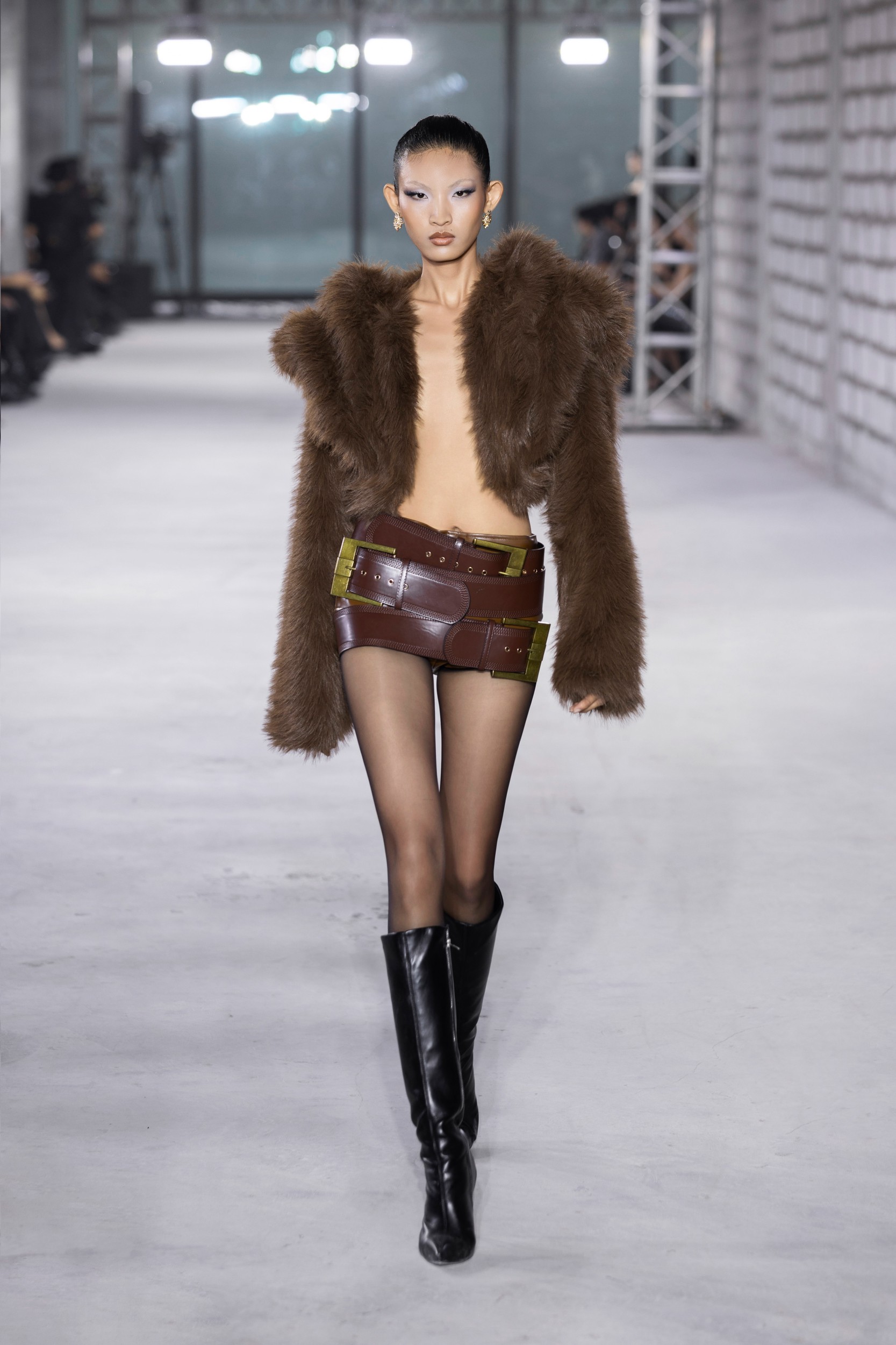 Cá tính với áo choàng lông dày kết hợp cùng chân váy da