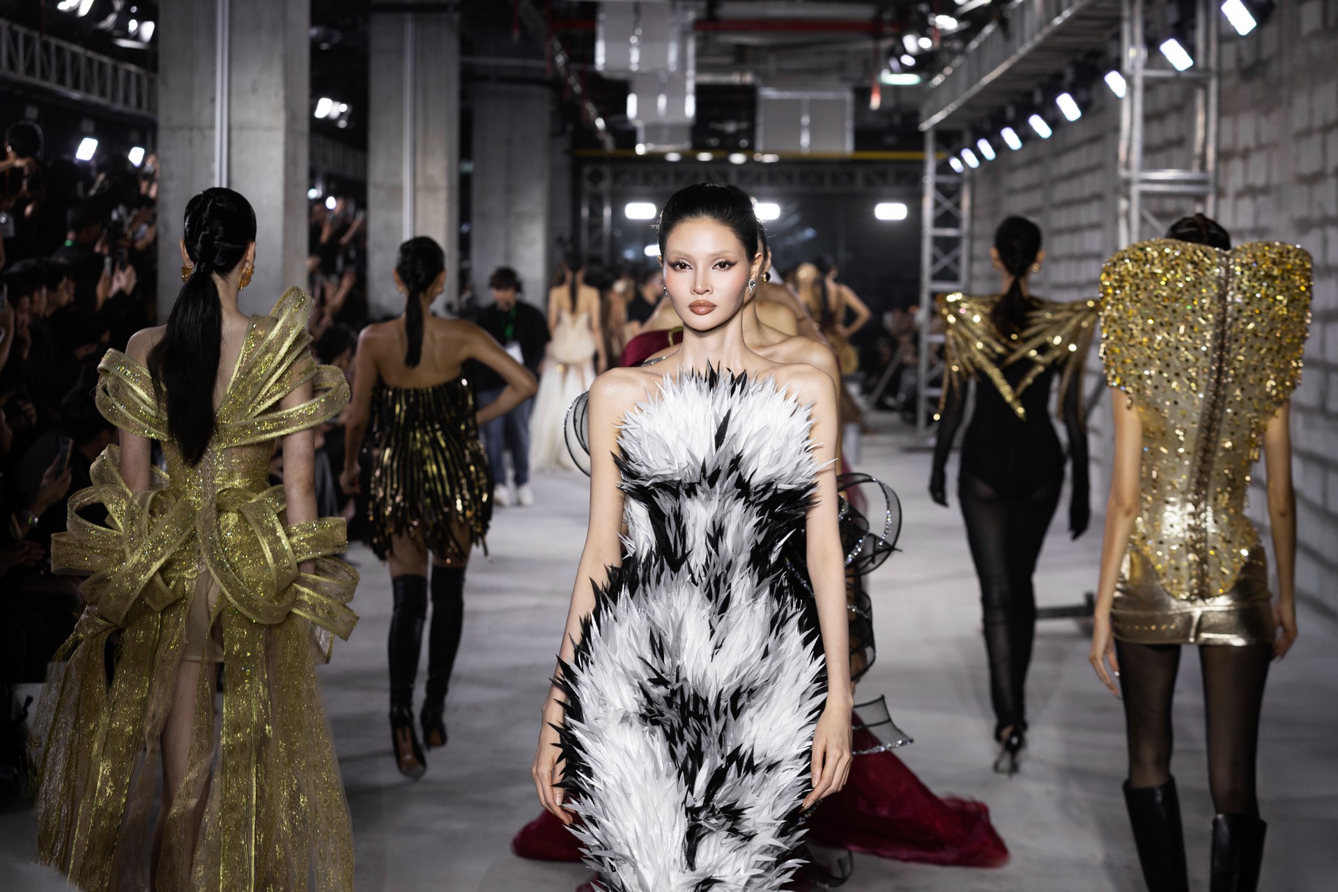 Vẻ đẹp tái sinh từ những góc cạnh thô mộc từ bộ sưu tập