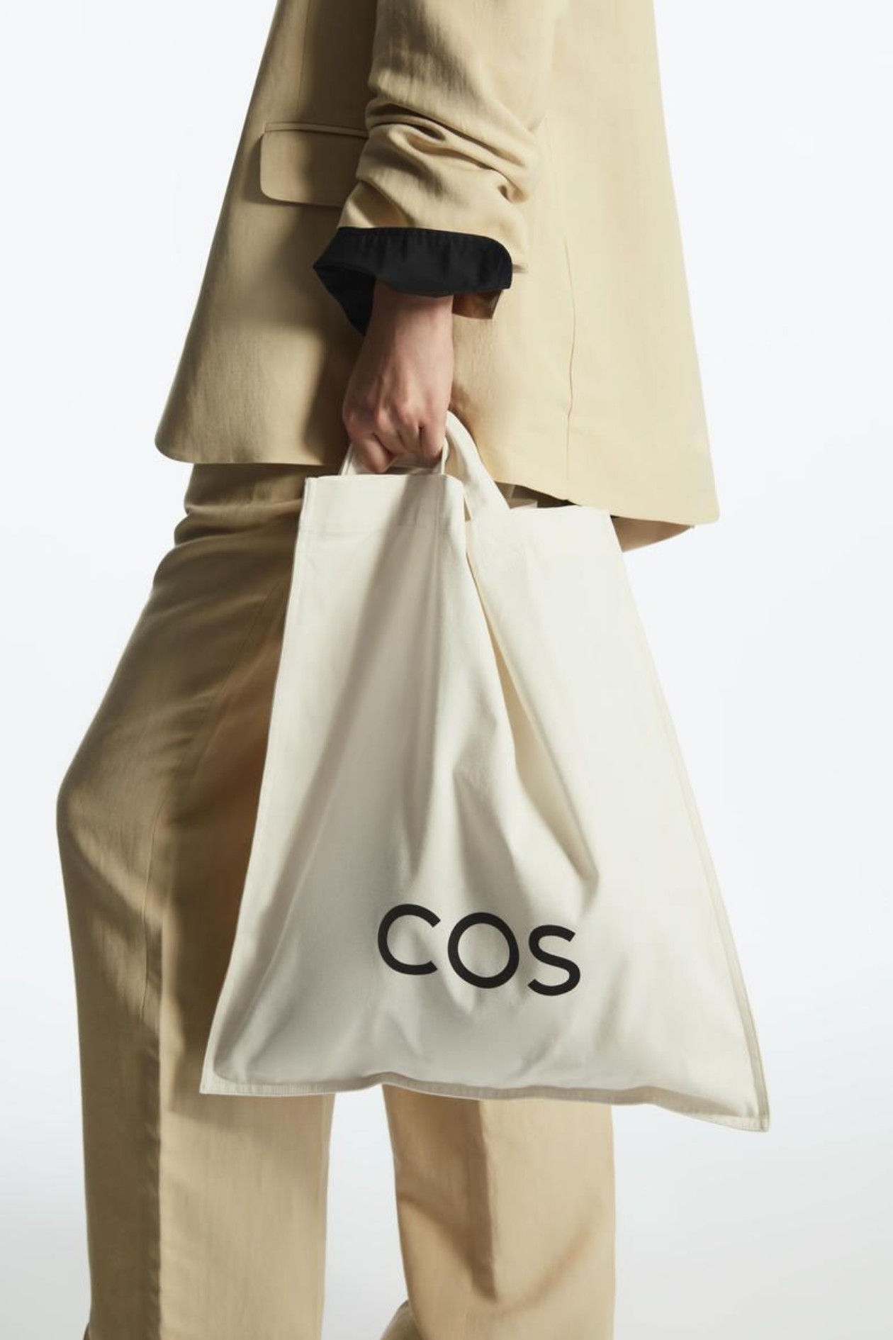 Hinh anh COS: Ngôi sao đang lên của thời trang đương đại 24