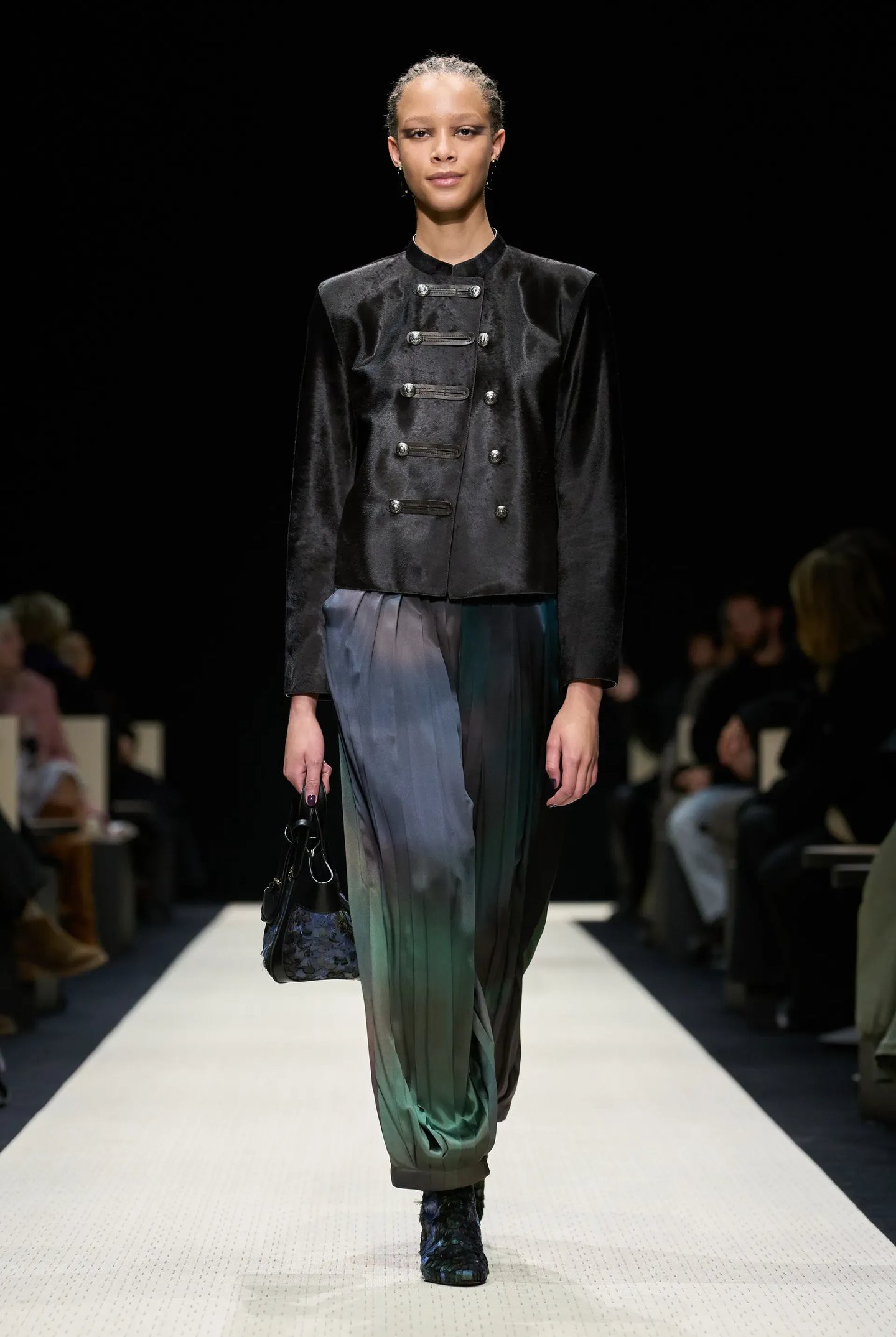 Hinh anh Áo khoác Napoleon trở lại: Khi tinh thần quân phục bước vào thời trang đương đại 19