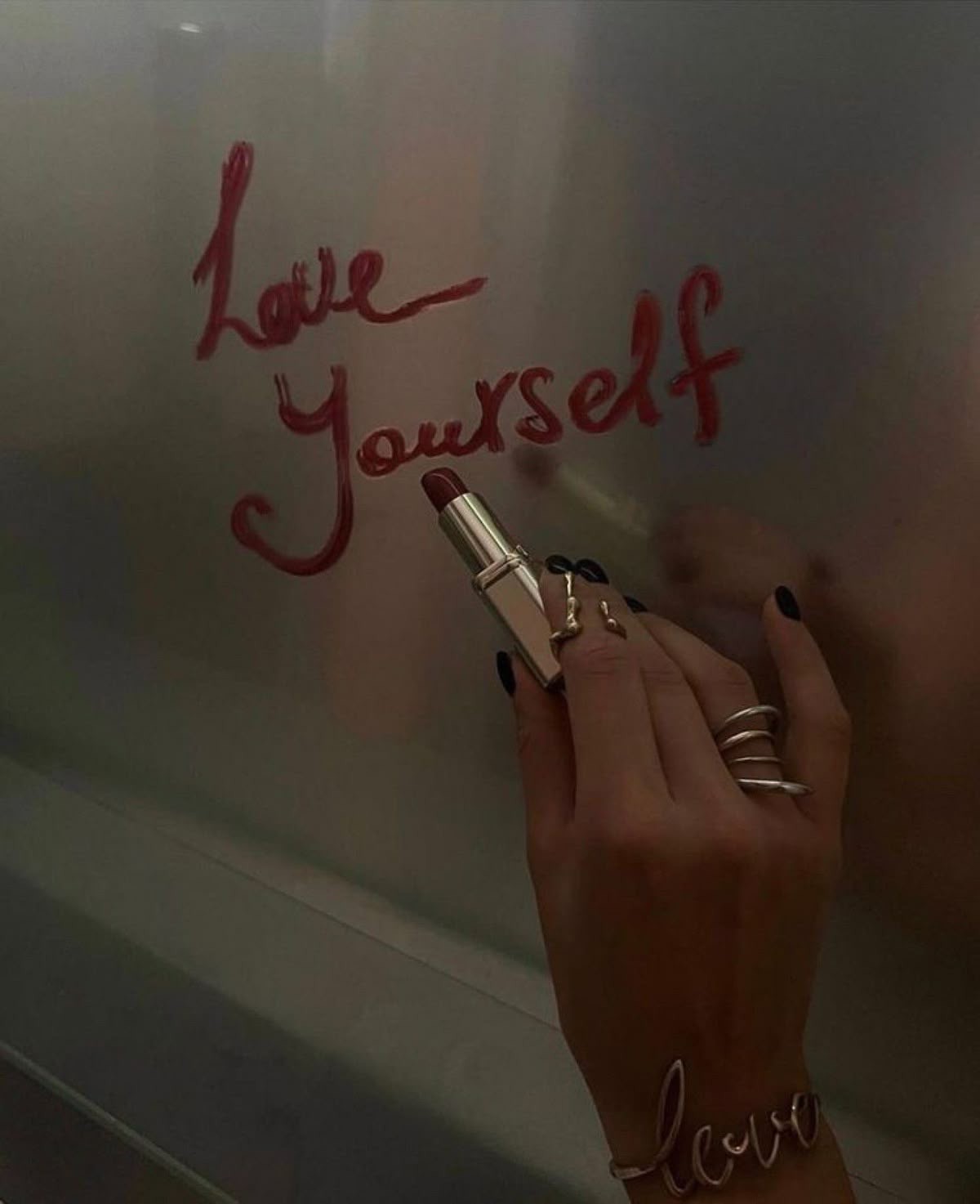 Hinh anh Ai dễ yêu bản thân hơn: đàn ông hay phụ nữ? 1