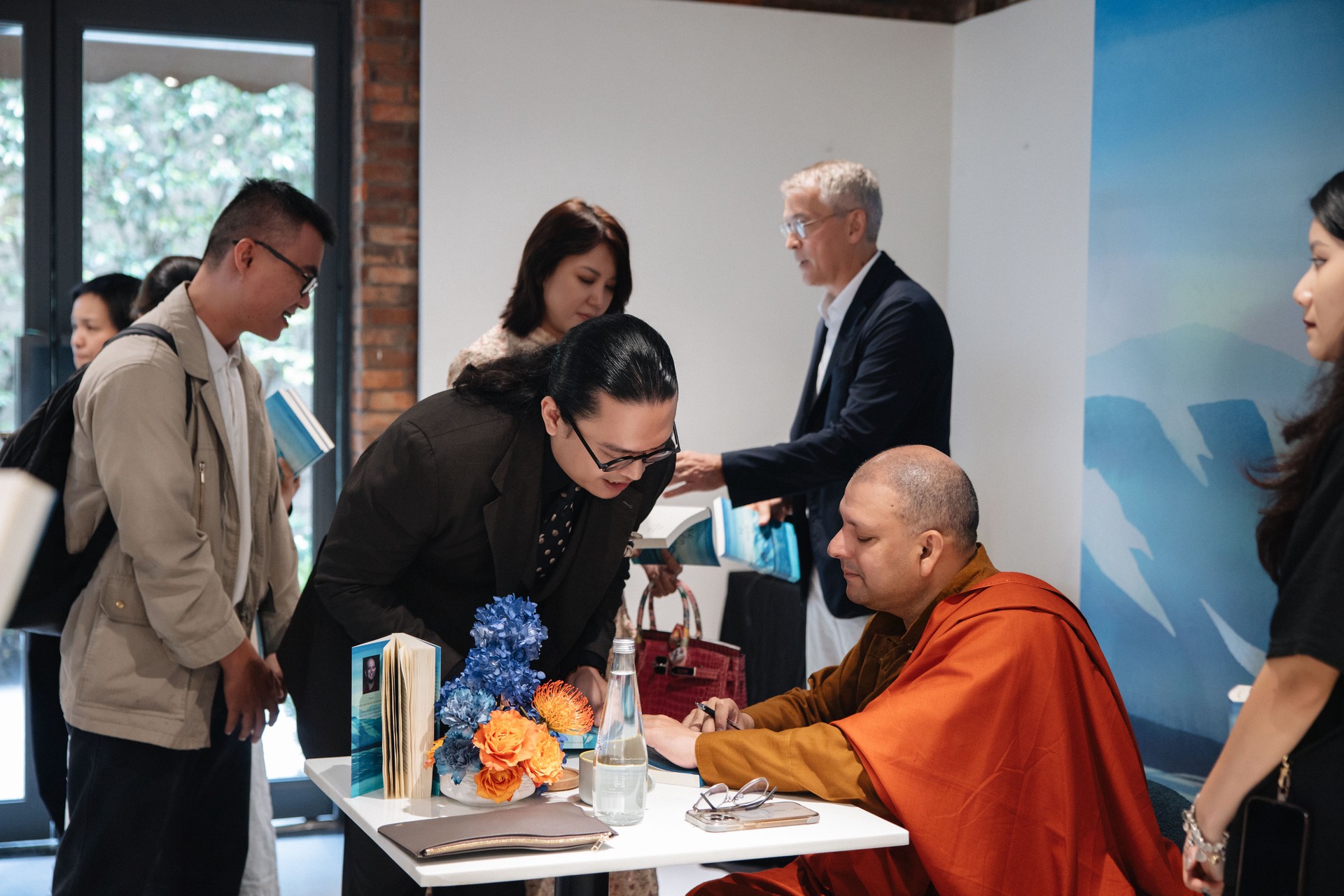 Hinh anh Sách hồi ký 'Về miền bí ẩn': Lời gọi trong mơ dẫn lối một đời phi thường 3