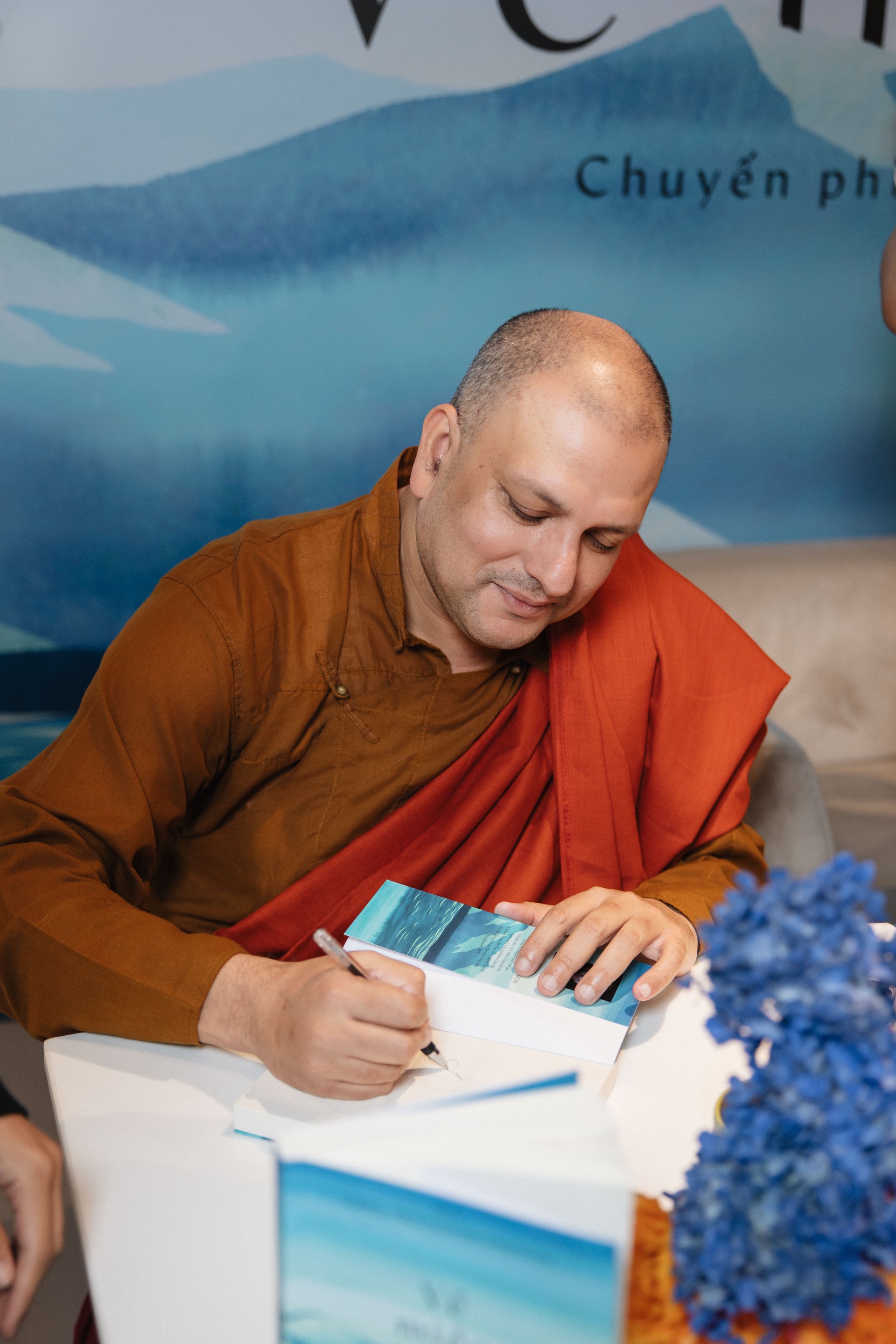 Tôn sư Tenzin Priyadarshi Rinpoche