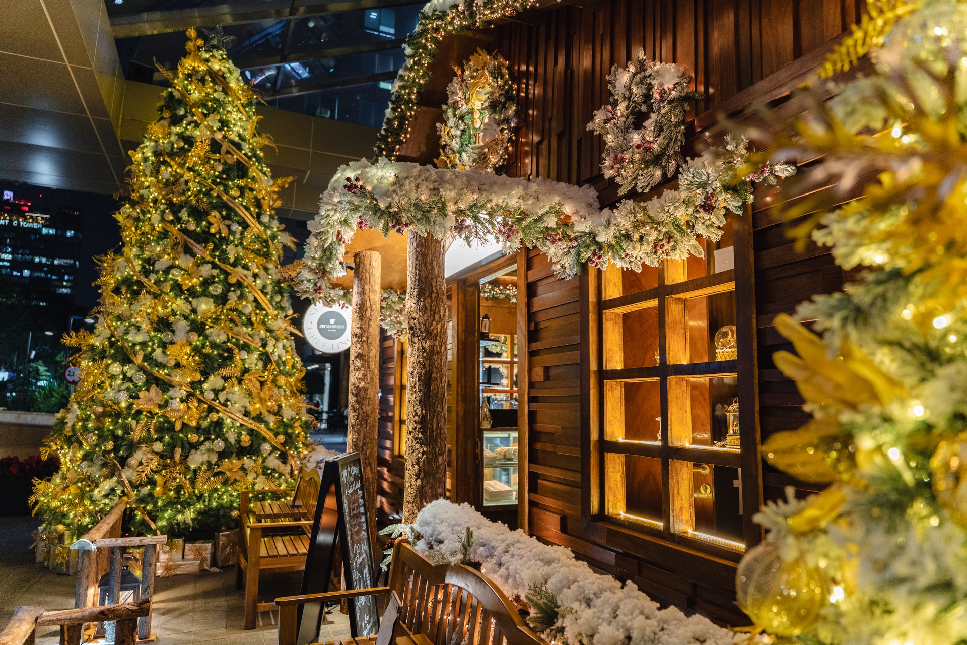 Khu vườn châu Âu giữa lòng Sài Gòn JW Marriott Hotel & Suites Saigon trong mùa lễ hội