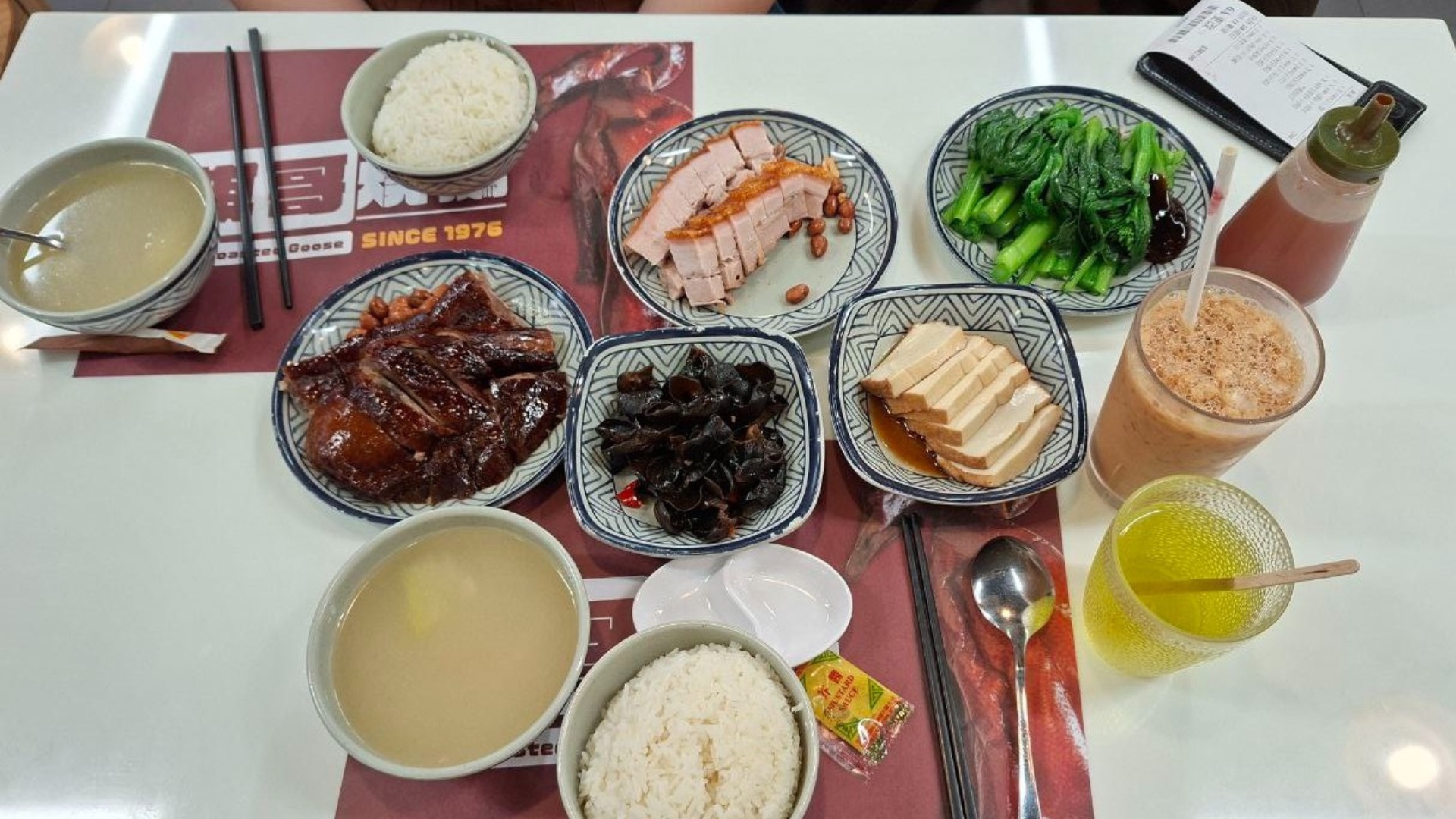 Phần cơm đầy đủ cho 2 người tại Ki's roasted goose (棋哥燒鵝) tại Causeway bay (Thâm Thủy Bộ, Hồng Kông). Được thành lập từ 1976, các món thịt quay tại đây sẽ cho bạn cảm nhận chân thật về các món Xiu Mei chuẩn vị Hồng Kông.