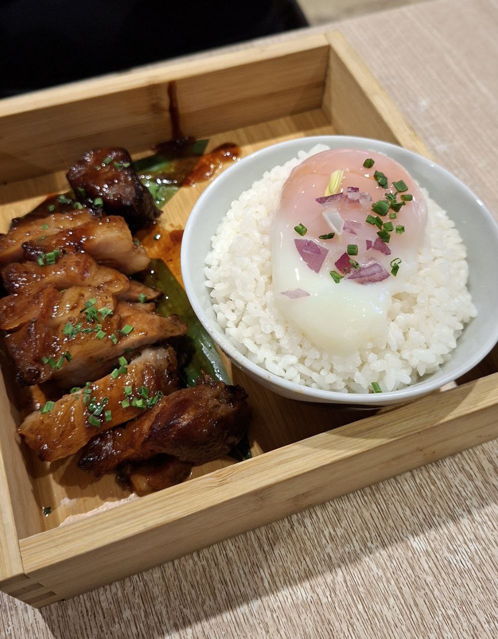 Hãy đến quán Tai Wo Tang Cafe (大和堂) tại Kowloon City để thưởng thức món cơm xá xíu. Vốn là tiệm dược liệu ở những năm 1930, sau bao năm đã sửa chữa để trở thành cafe dạng bistro với không gian đầy hoài niệm với các món ăn ngon và cà phê thơm lừng. Ảnh: Sưu tầm.