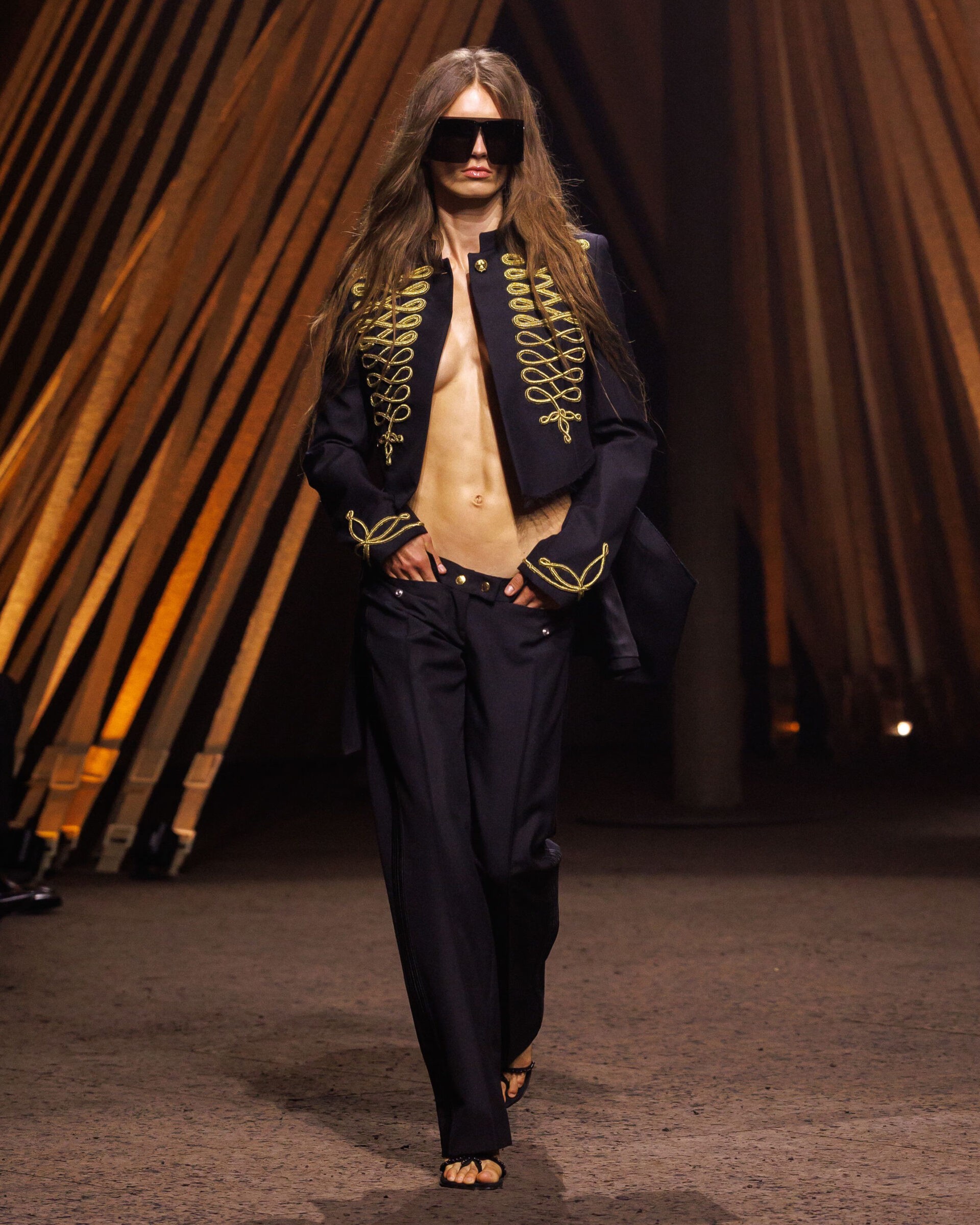 Hinh anh Áo khoác Napoleon trở lại: Khi tinh thần quân phục bước vào thời trang đương đại 31