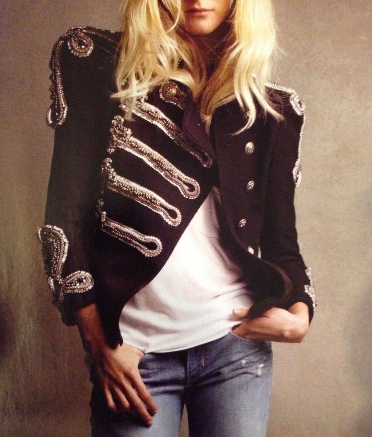 Hinh anh Áo khoác Napoleon trở lại: Khi tinh thần quân phục bước vào thời trang đương đại 11