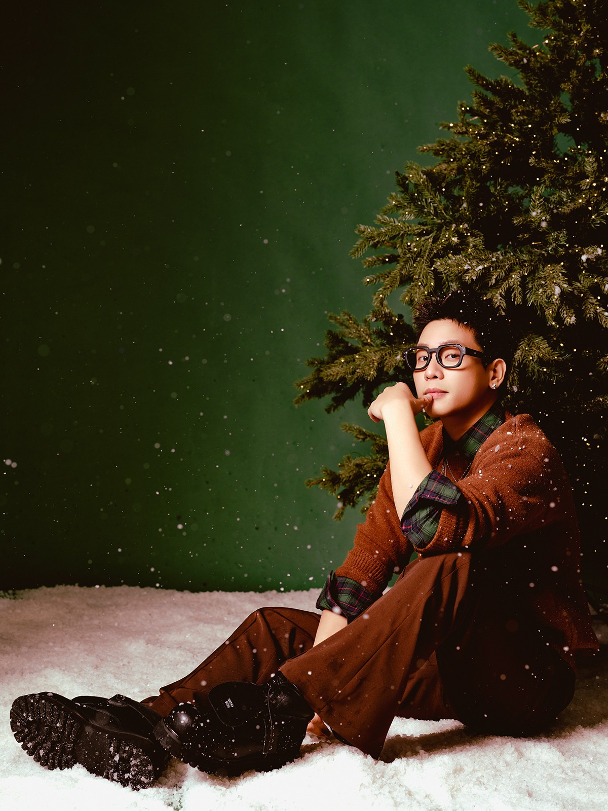 Hinh anh Mùa đông ở Hà Nội những ngày cuối năm cũng lạnh lắm, Quân nhớ đến không gian và khoảng thời gian ngồi trên ghế nhà trường để có ý tưởng cho ca khúc này. Ra vào dịp Noel, Quân mong đây là món quà ngọt ngào gửi tặng fan của Quân, mong mọi người có một Giáng sinh ấm áp - nam ca sĩ chia sẻ 4