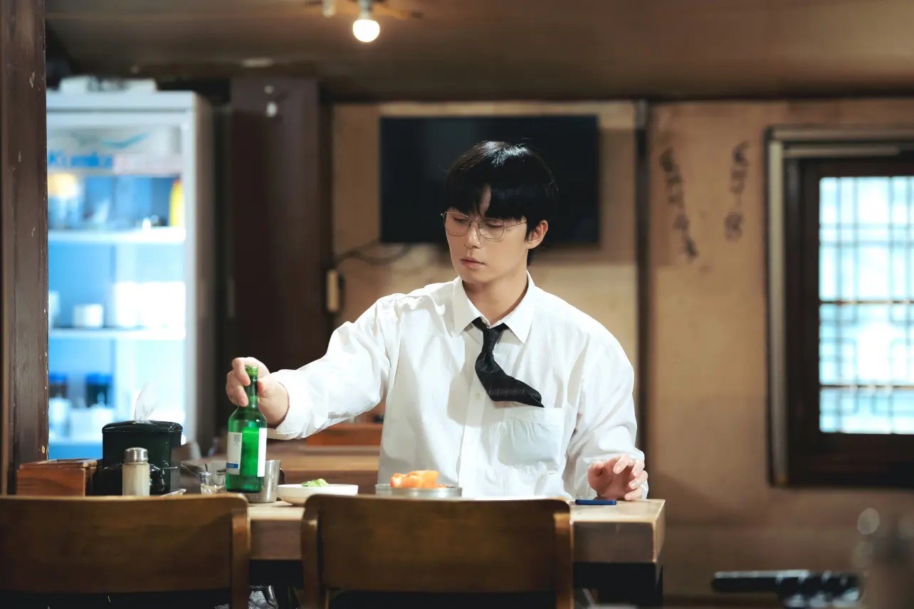 Hinh anh Review phim 'Surely Tomorrow': Kịch bản quen có đủ sức giữ nhiệt Park Seo Joon? 4