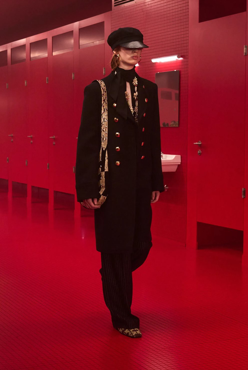 Hinh anh Áo khoác Napoleon trở lại: Khi tinh thần quân phục bước vào thời trang đương đại 17