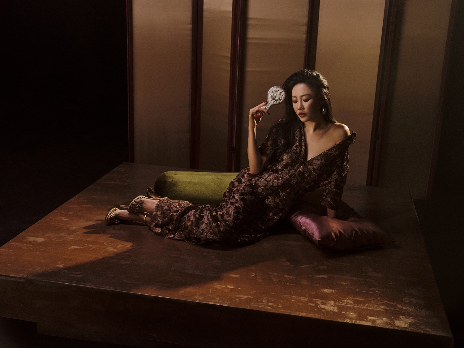 Nữ ca sĩ trong ca khúc "Vùng Xám"