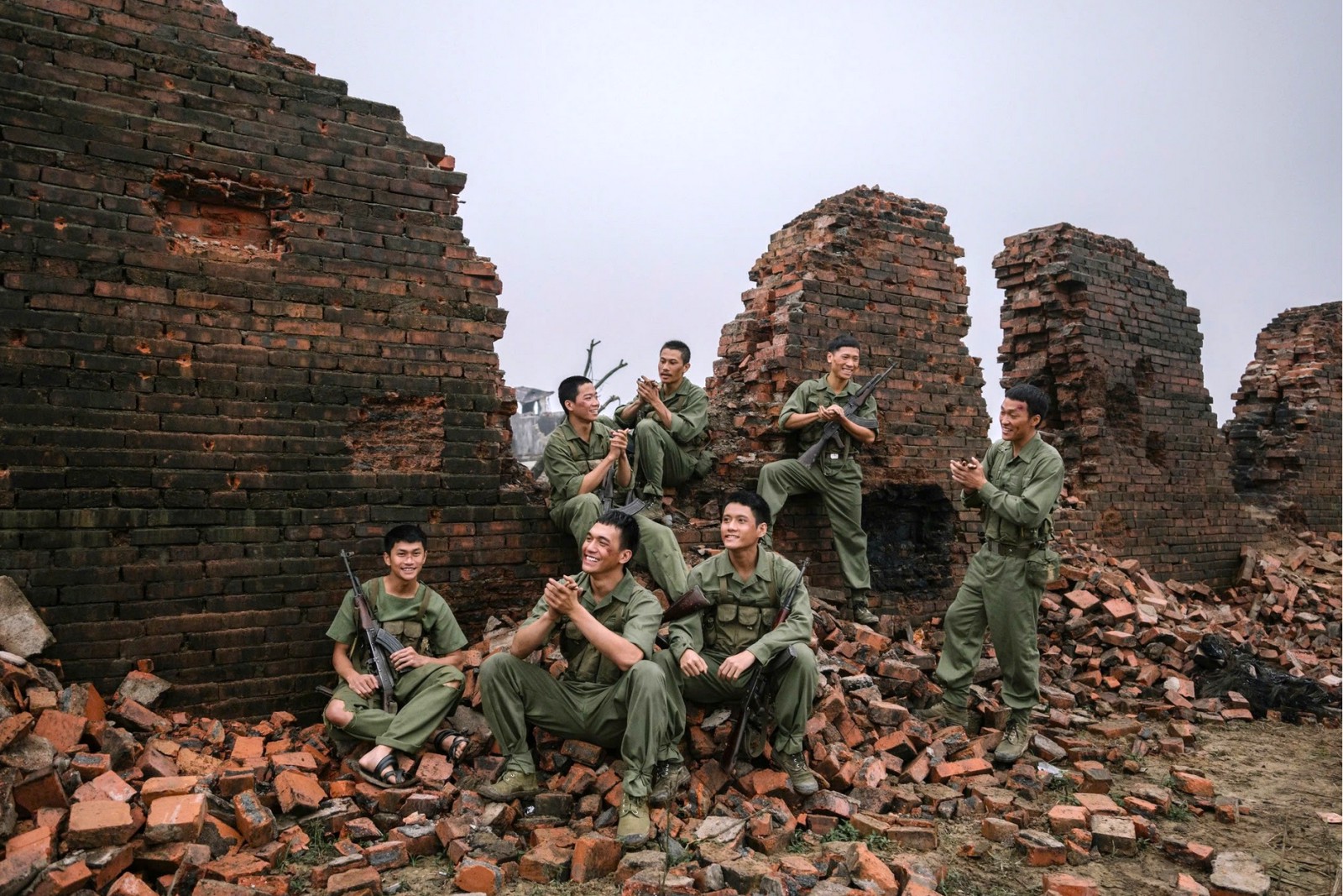 Hinh anh Sống bám đá, chết hóa đá, thành bất tử - Lời thề tạc vào báng súng của liệt sĩ Nguyễn Viết Ninh đã trở thành nhịp thở chung của mảnh đất Vị Xuyên, biến những đỉnh núi trập trùng thành những tượng đài kiêu hãnh giữa mây ngàn. 1