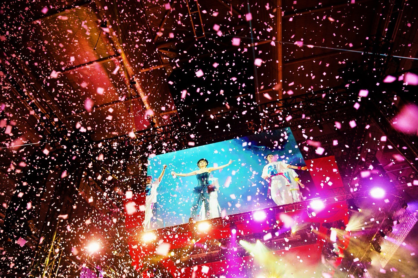 Hinh anh Sân khấu trống của Ayumi Hamasaki: Bài học về trách nhiệm của người làm nghệ thuật 4