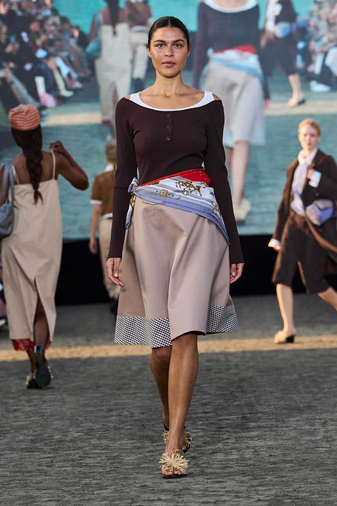 Hinh anh 8 mẹo phối đồ đáng học nhất từ sàn diễn Xuân Hè 2026 4