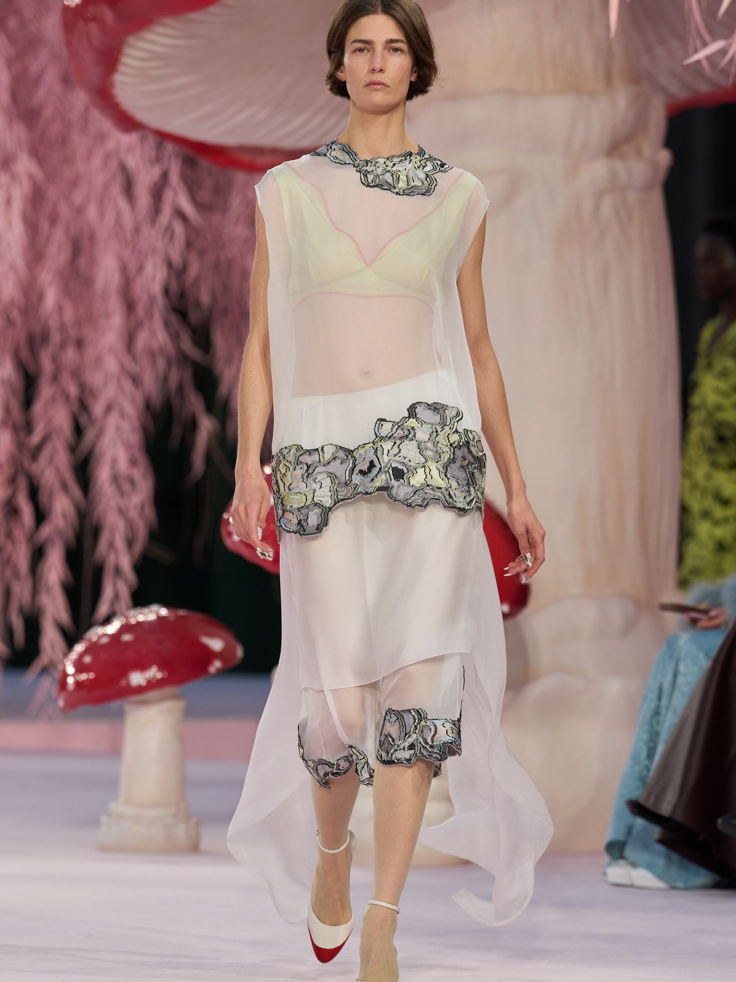 Hinh anh Haute Couture SS26: Những cây nấm, chú chim và xứ sở thần tiên Chanel 17