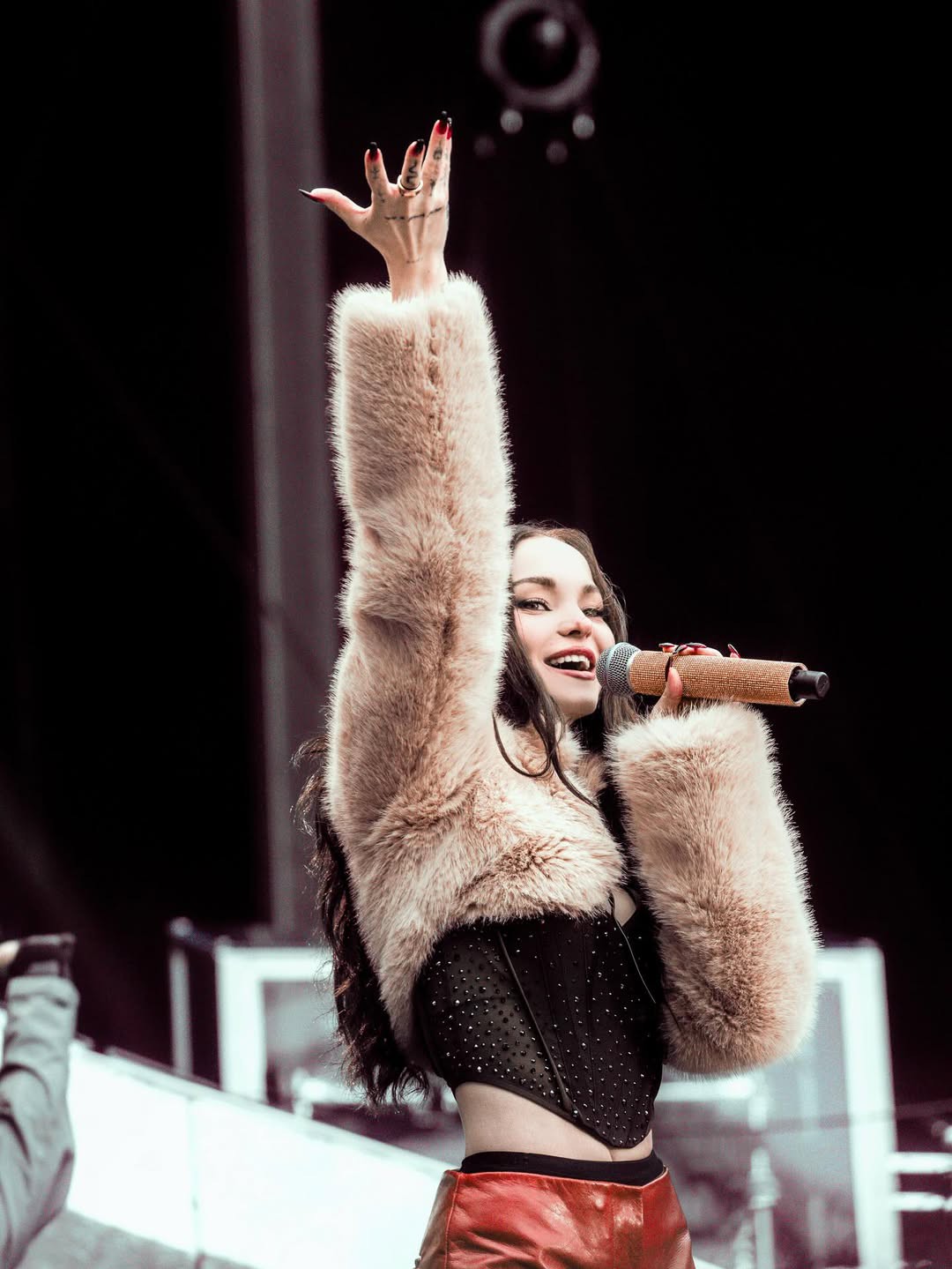 Hinh anh Áo lông: Từ điểm nhấn tiệc tùng đến item đa nhiệm mùa lạnh 19