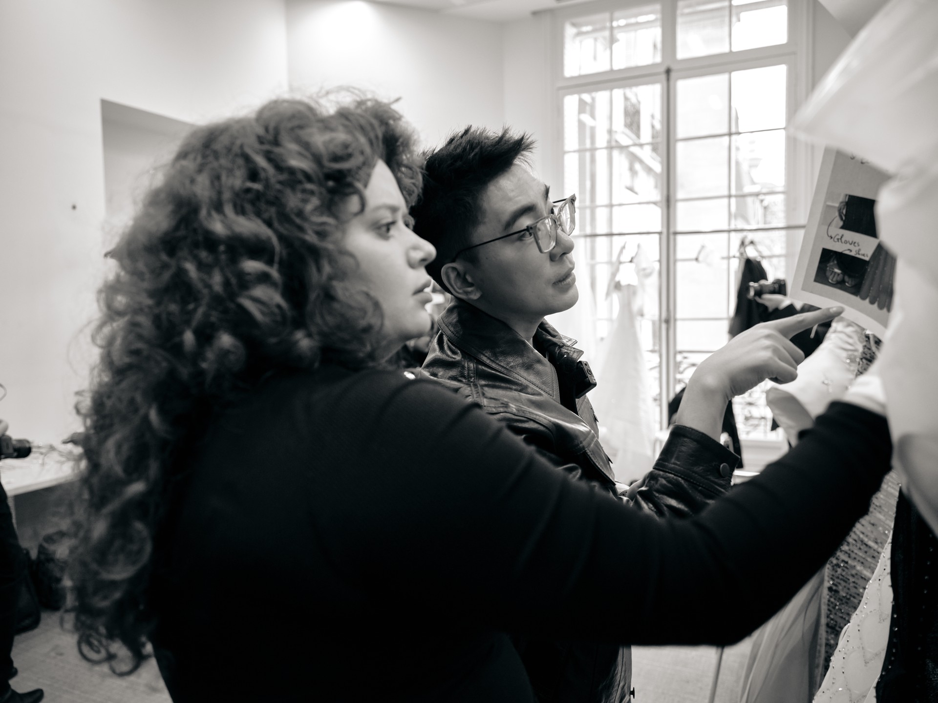 Hinh anh Chiếc váy đỏ chuyển động theo từng bước catwalk của Coco Rocha mất gần ba tháng chế tác. Couture ở đây hiện diện như một chuẩn mực được giữ gìn: âm thầm, bền bỉ, không vội vàng. 2