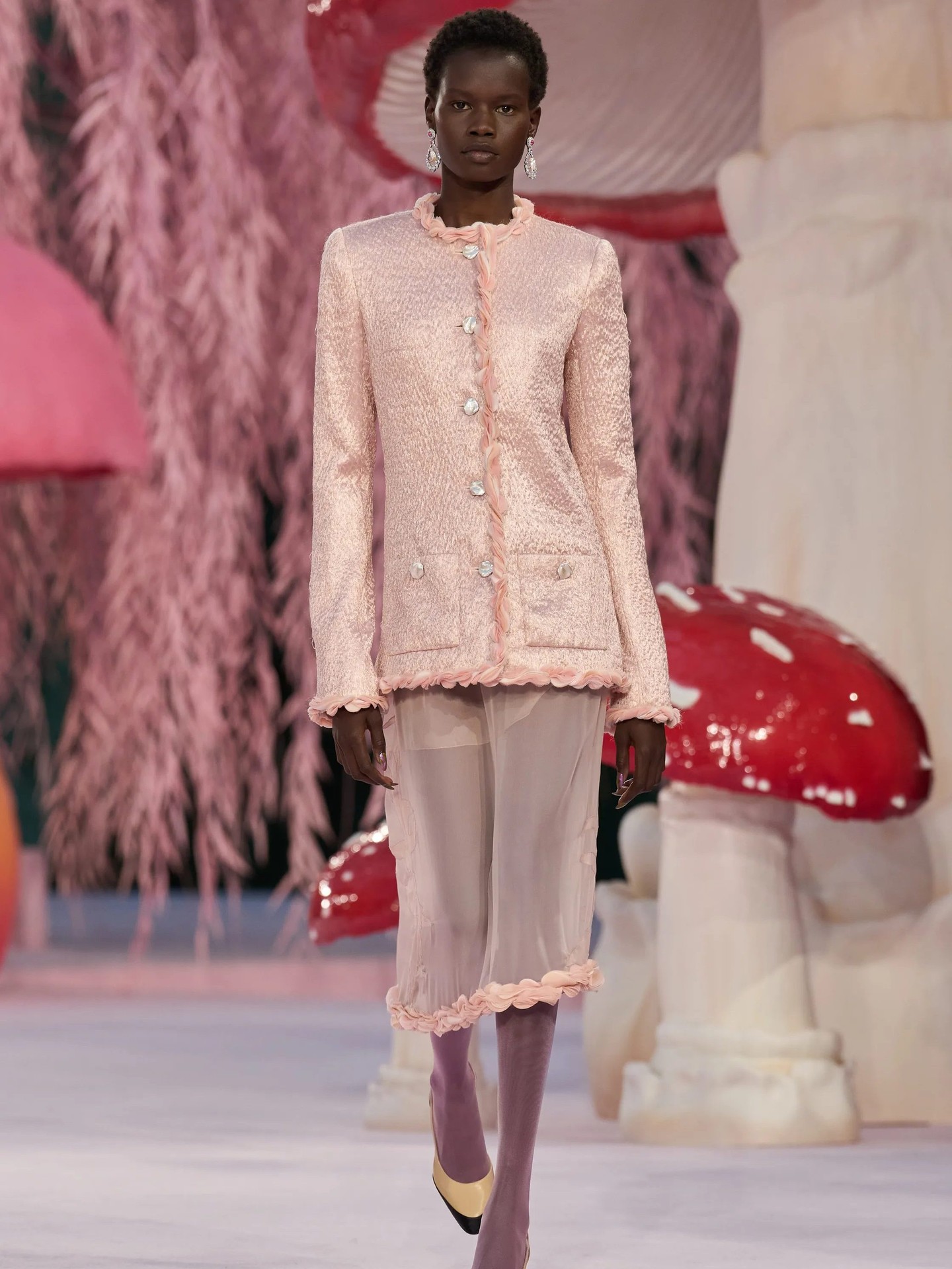 Hinh anh Haute Couture SS26: Những cây nấm, chú chim và xứ sở thần tiên Chanel 6