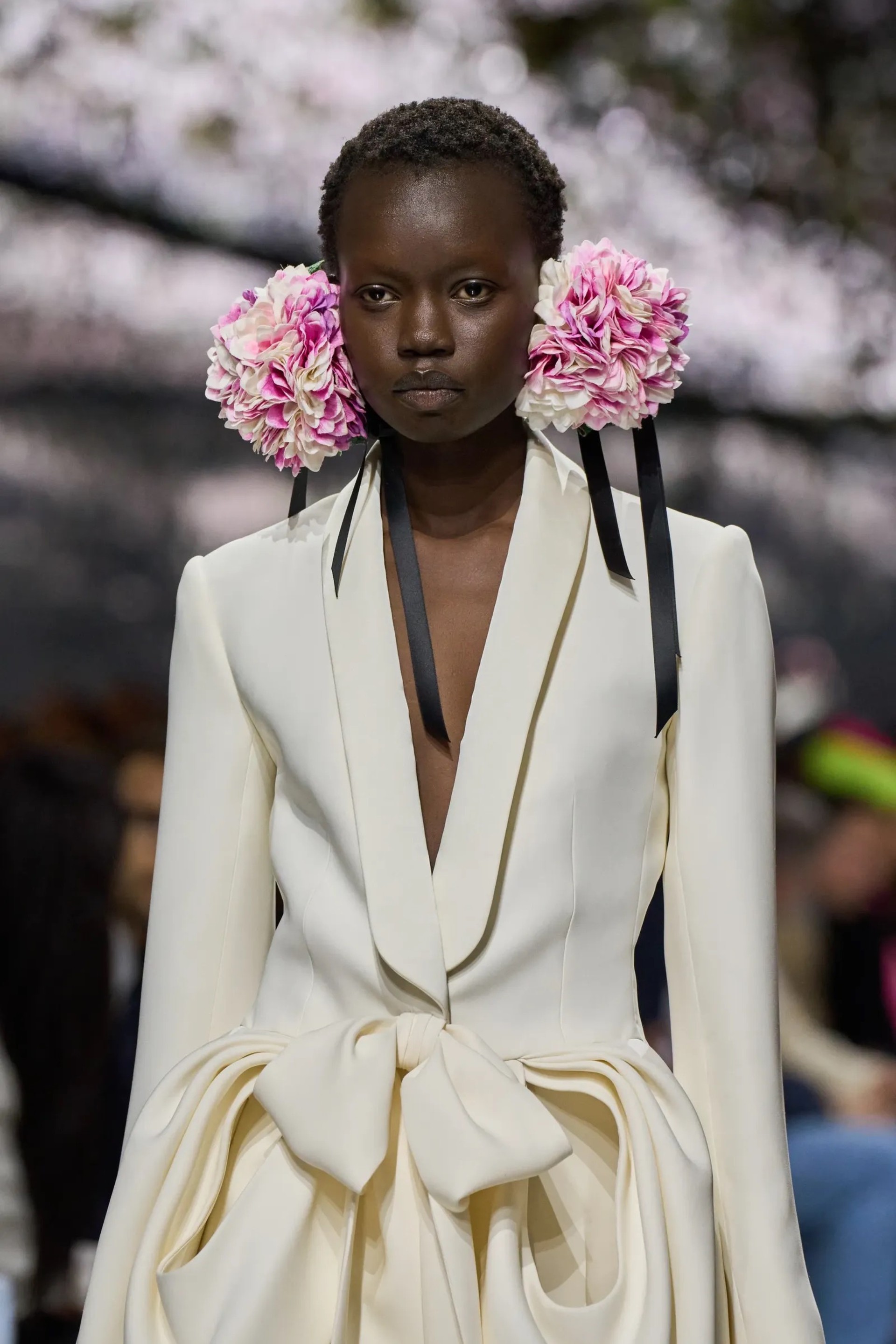 Hinh anh Lối trang điểm tối giản phủ sóng sàn diễn Haute Couture ngày đầu tiên 3