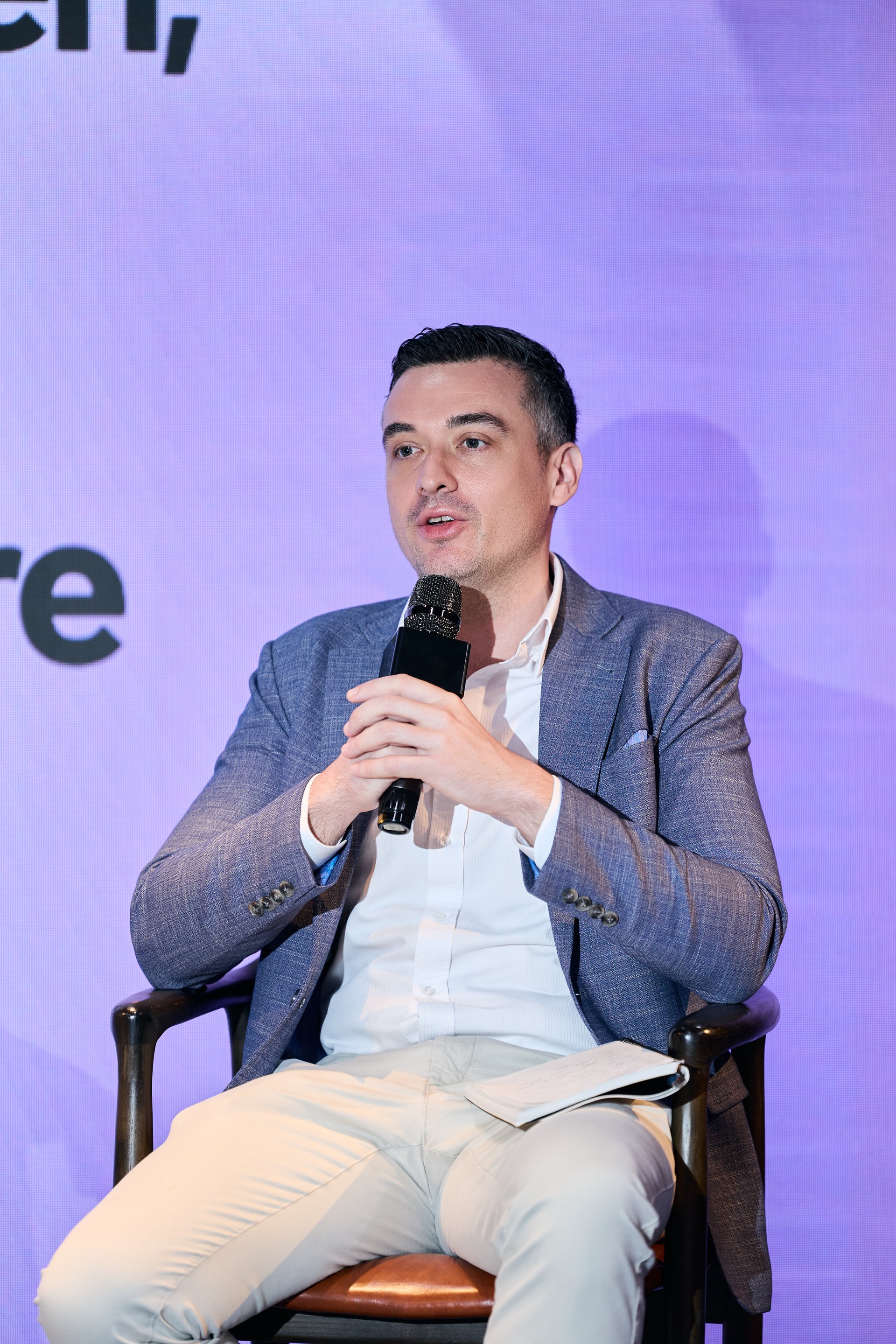 Hinh anh Nếu bạn phó mặc mọi thứ cho AI, bạn không chỉ trở nên thụ động mà còn dần biến mình thành một phiên bản robot hóa, đánh mất đi bản sắc cộng đồng và cá tính của chính mình. 2