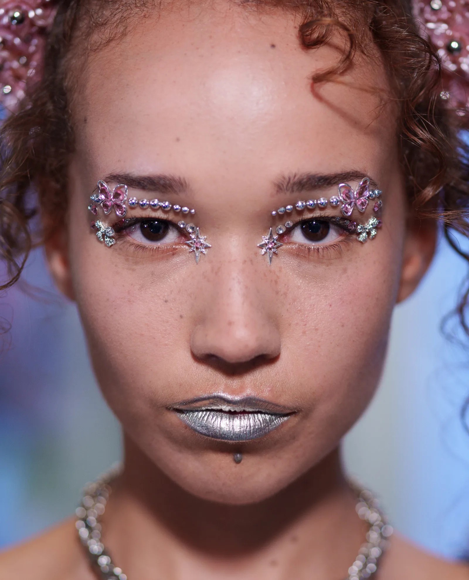 Hinh anh Bảng màu đa sắc trở thành xu hướng trang điểm chủ đạo của năm 2026 5