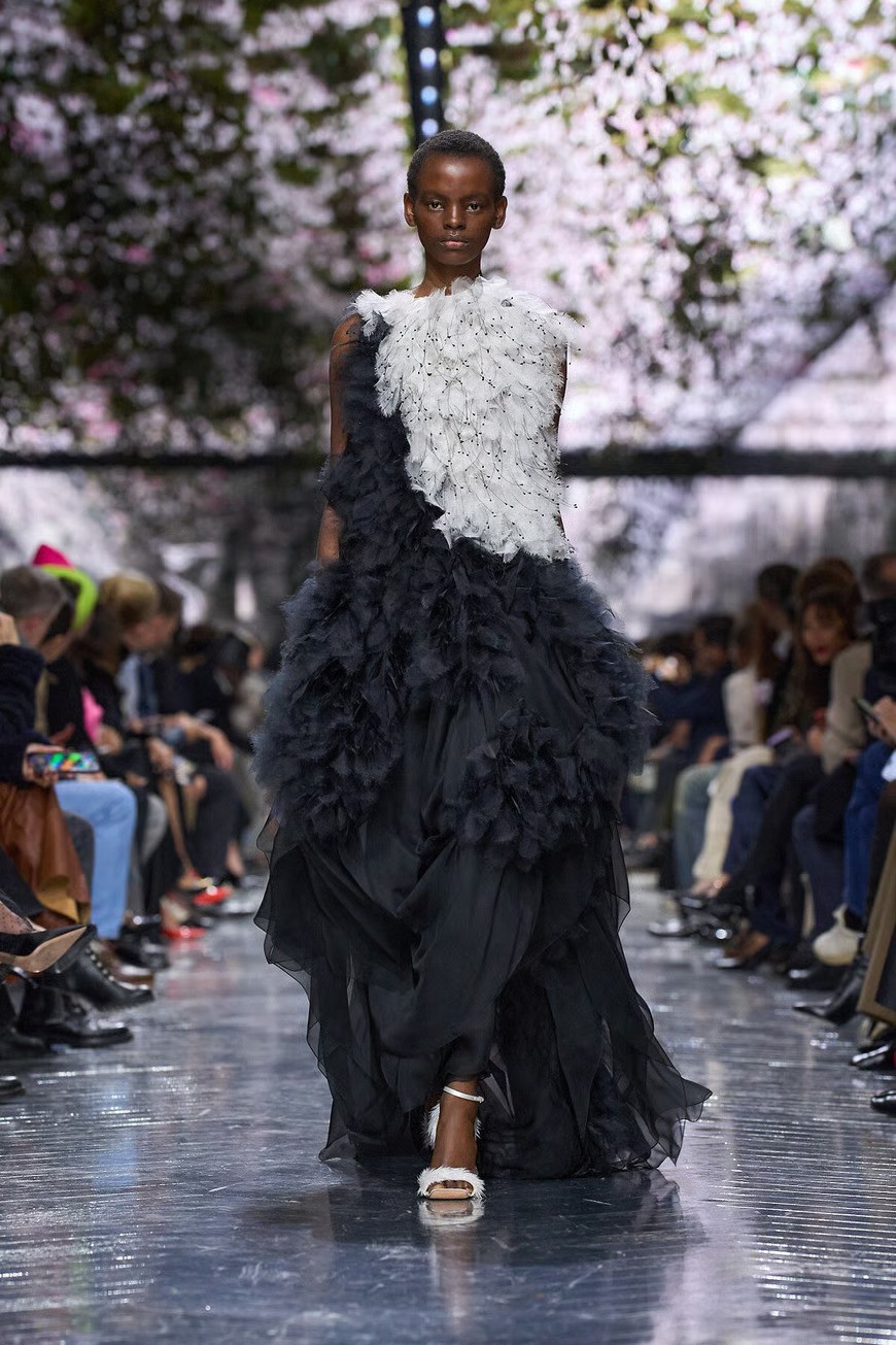 Hinh anh Jonathan Anderson và phép thử Haute Couture: “Kẻ dị biệt” học cách khiêm nhường tại Dior 30