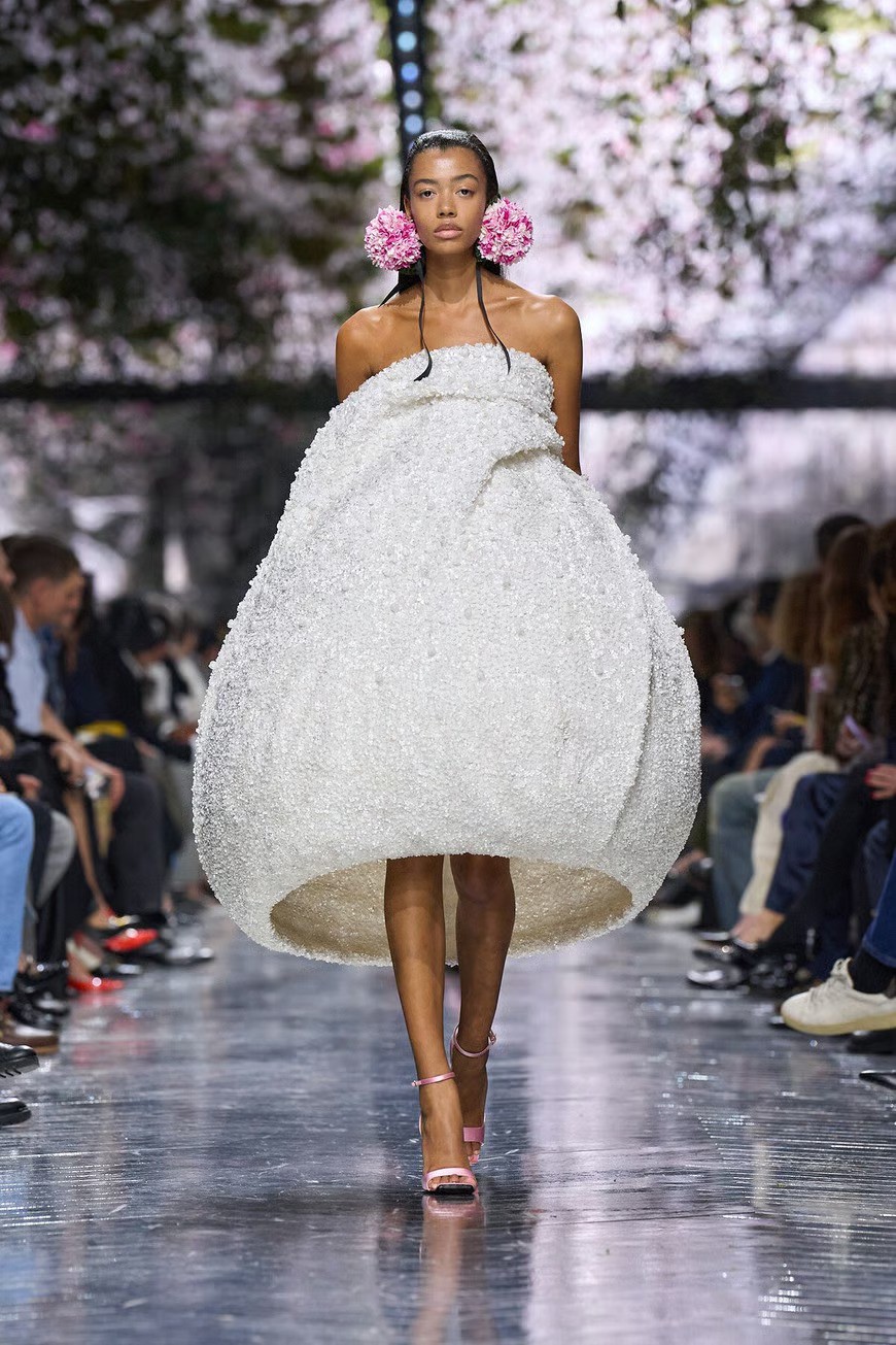 Hinh anh Jonathan Anderson và phép thử Haute Couture: “Kẻ dị biệt” học cách khiêm nhường tại Dior 24