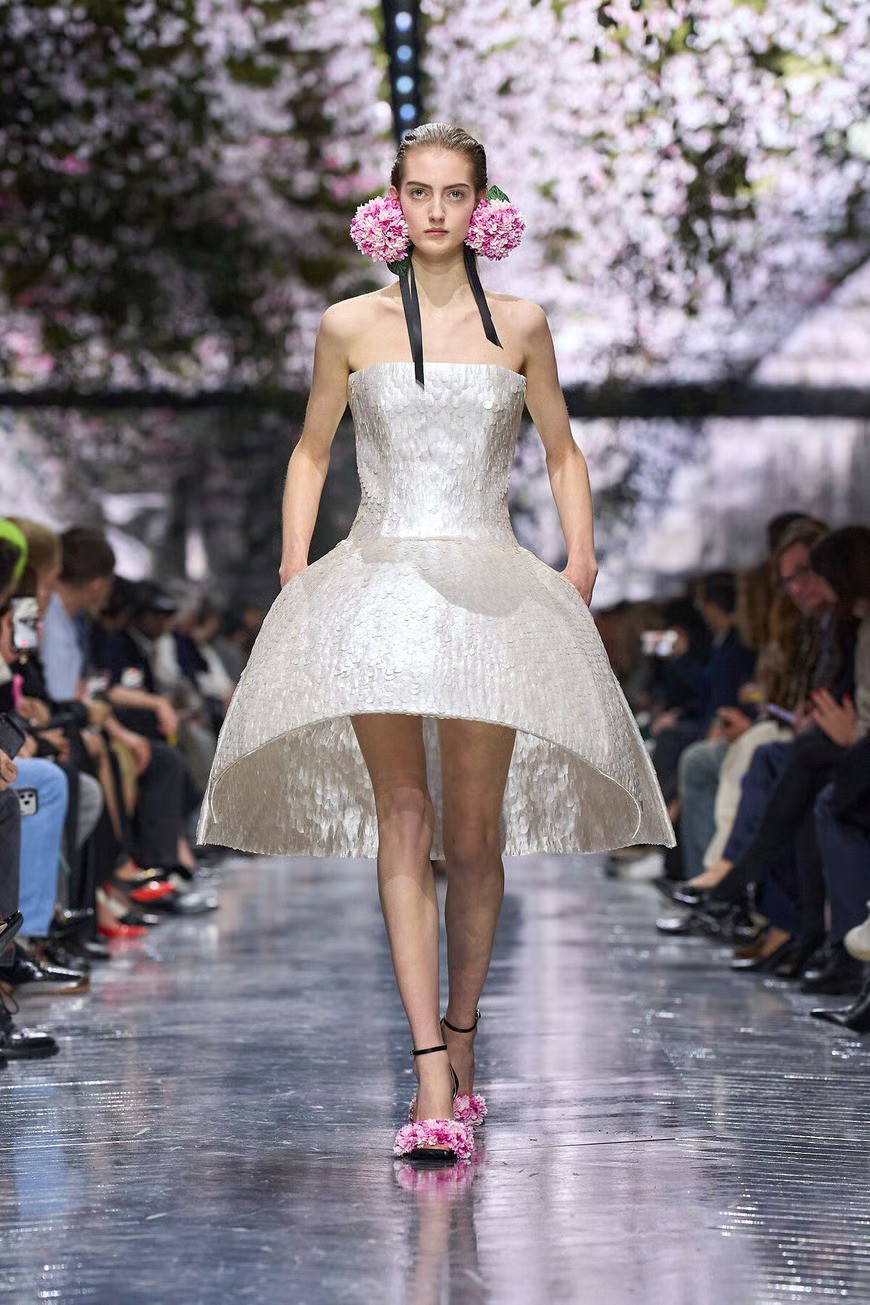 Hinh anh Jonathan Anderson và phép thử Haute Couture: “Kẻ dị biệt” học cách khiêm nhường tại Dior 57