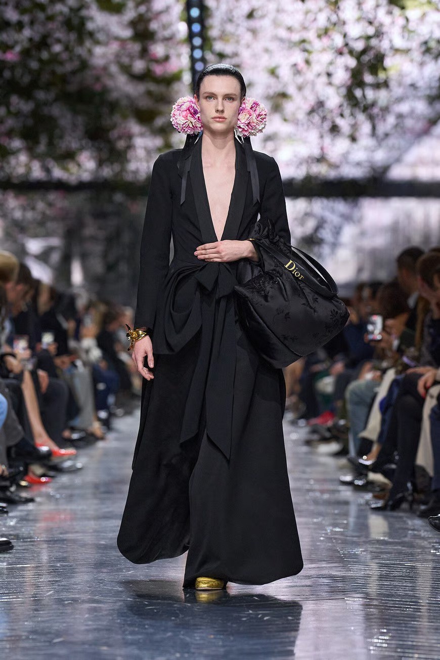 Hinh anh Jonathan Anderson và phép thử Haute Couture: “Kẻ dị biệt” học cách khiêm nhường tại Dior 5