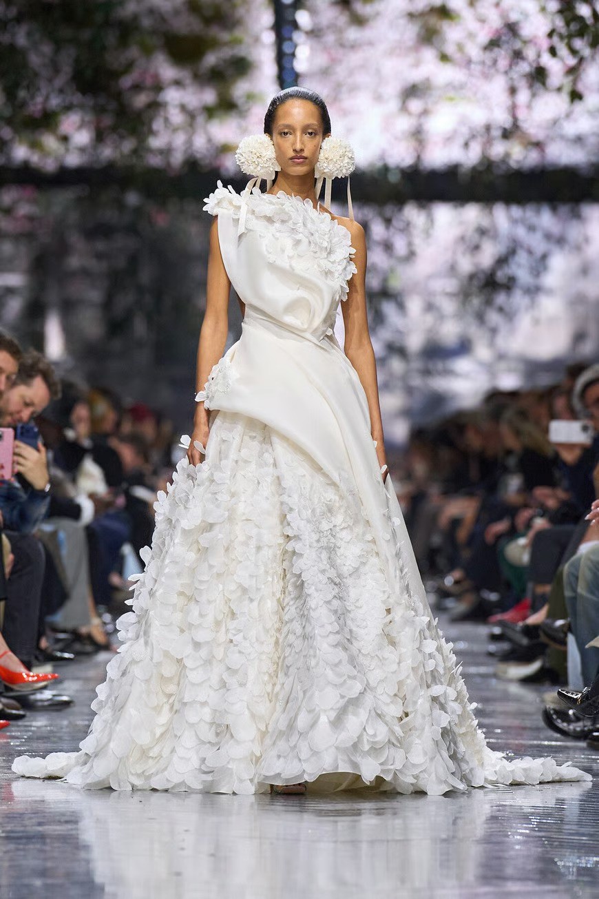 Hinh anh Jonathan Anderson và phép thử Haute Couture: “Kẻ dị biệt” học cách khiêm nhường tại Dior 12