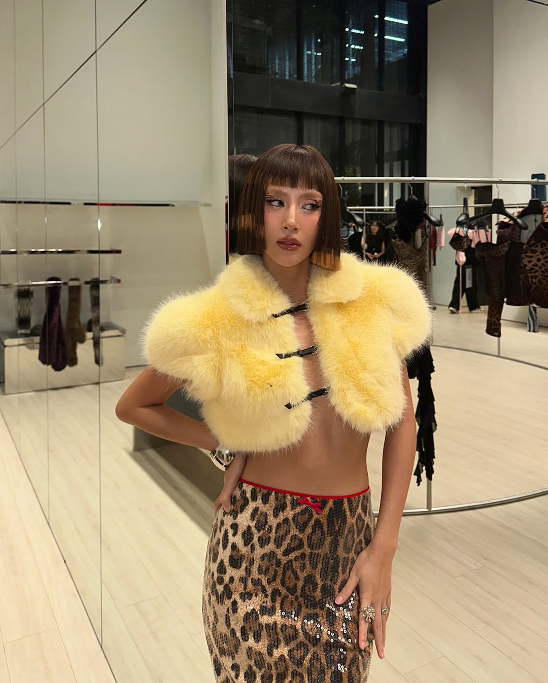 Hinh anh Áo lông: Từ điểm nhấn tiệc tùng đến item đa nhiệm mùa lạnh 4