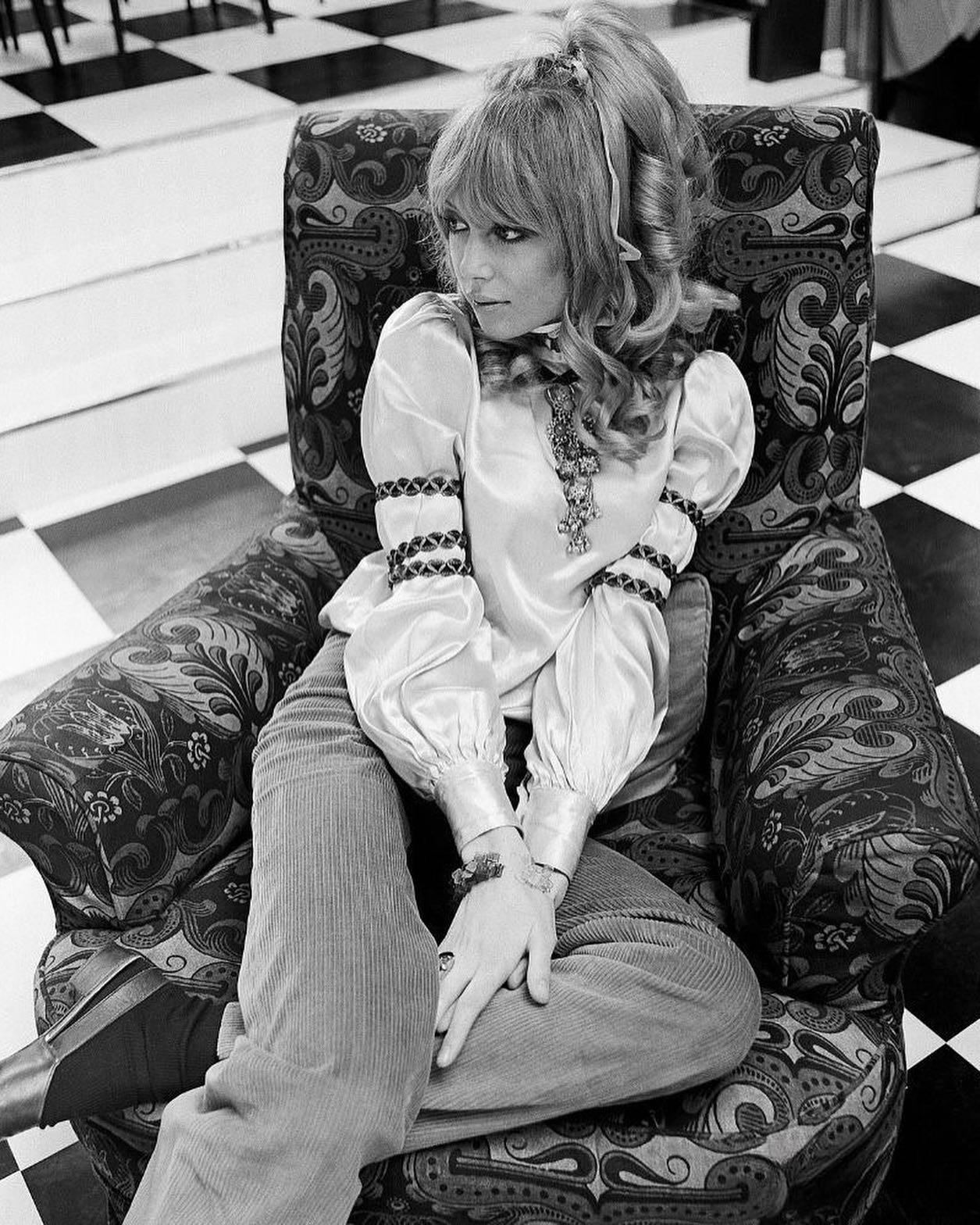 Hinh anh Andy Warhol từng nói rằng Edie là một ngôi sao vì cô cháy quá rực rỡ và chính sự rực rỡ ngắn ngủi ấy đã trở thành huyền thoại. 8