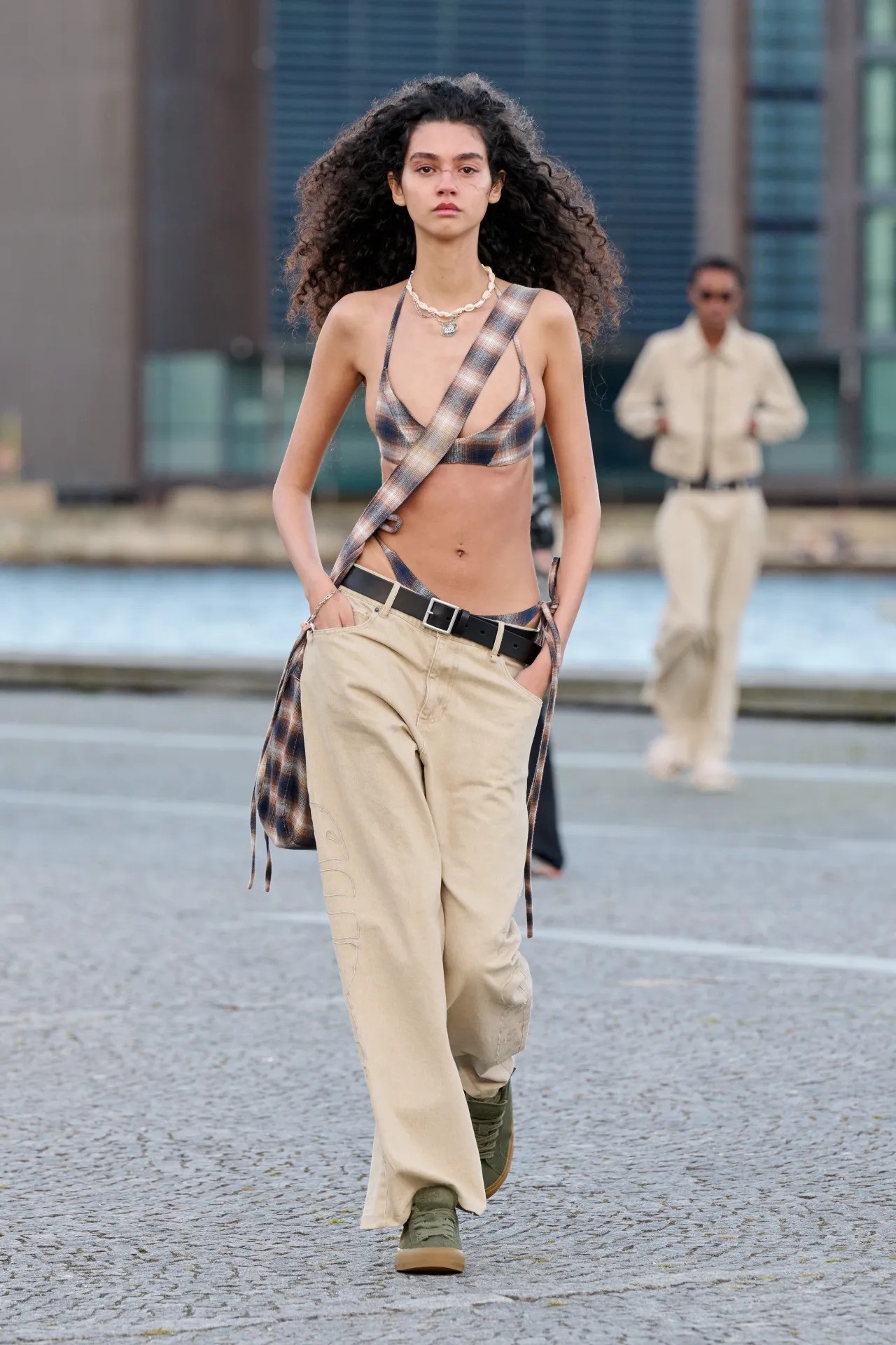 Hinh anh 8 mẹo phối đồ đáng học nhất từ sàn diễn Xuân Hè 2026 10