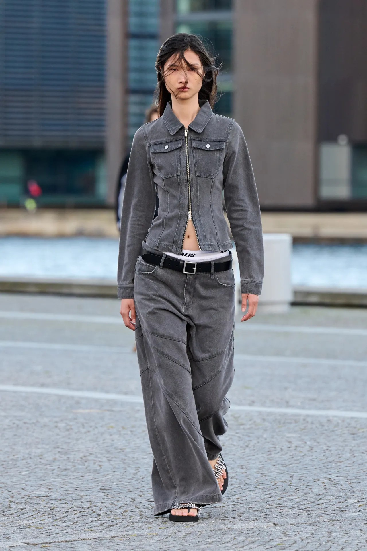 Hinh anh 8 mẹo phối đồ đáng học nhất từ sàn diễn Xuân Hè 2026 8