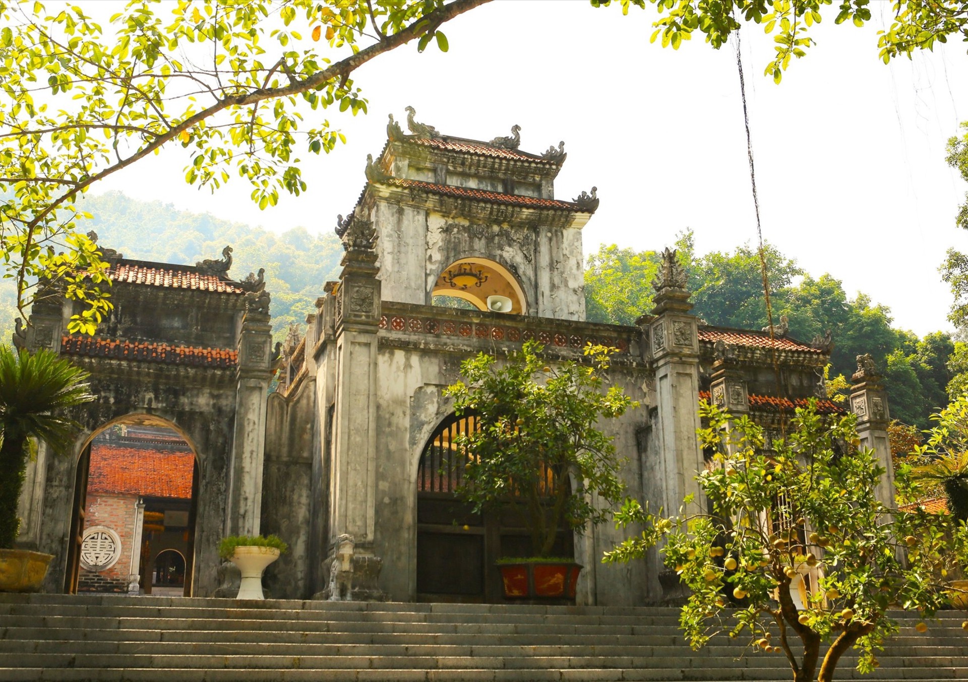 Hinh anh Sống bám đá, chết hóa đá, thành bất tử - Lời thề tạc vào báng súng của liệt sĩ Nguyễn Viết Ninh đã trở thành nhịp thở chung của mảnh đất Vị Xuyên, biến những đỉnh núi trập trùng thành những tượng đài kiêu hãnh giữa mây ngàn. 9