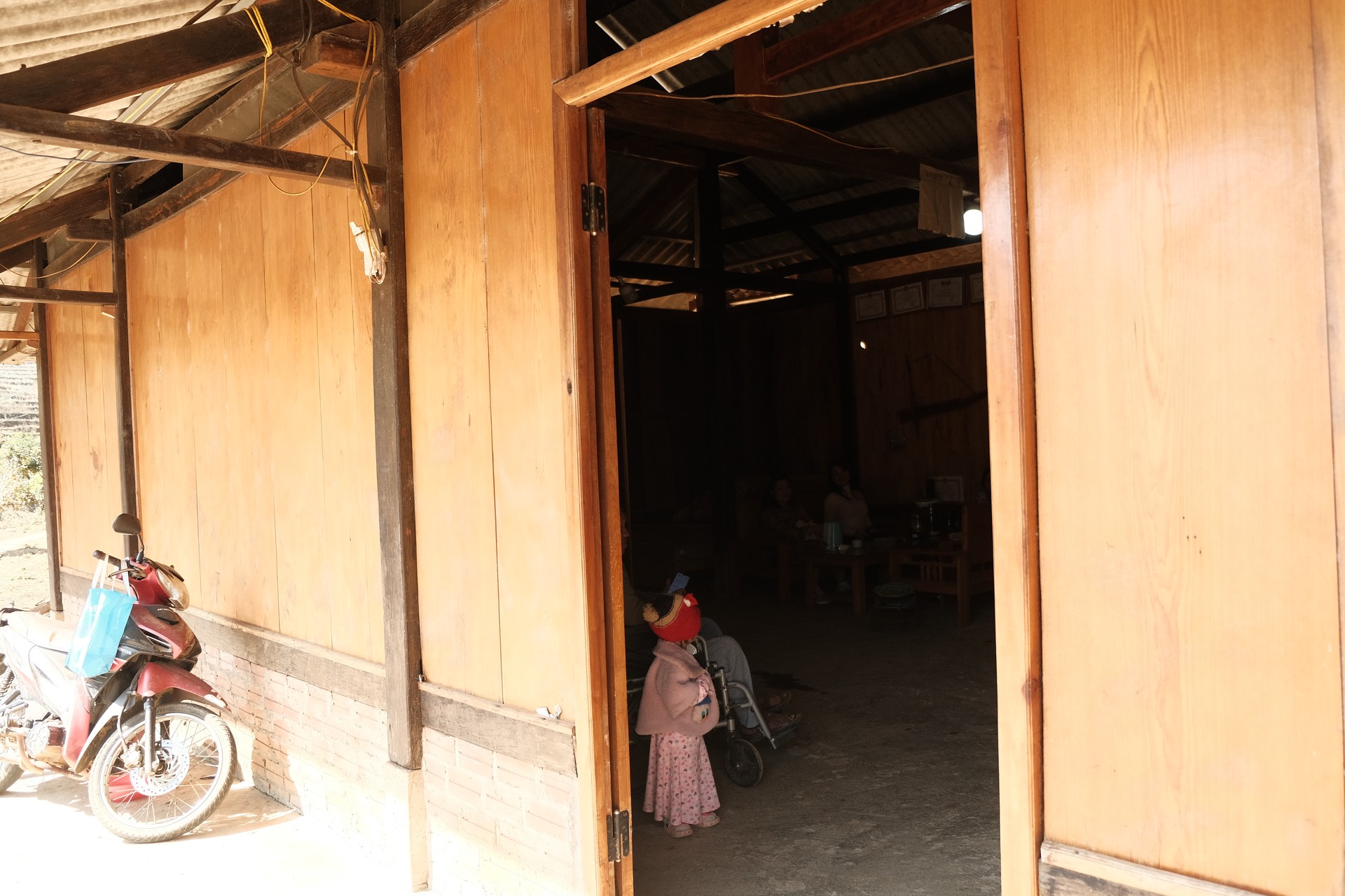 Hinh anh Mù Cang Chải: 400 năm dưới nếp nhà lưng chừng dốc 2