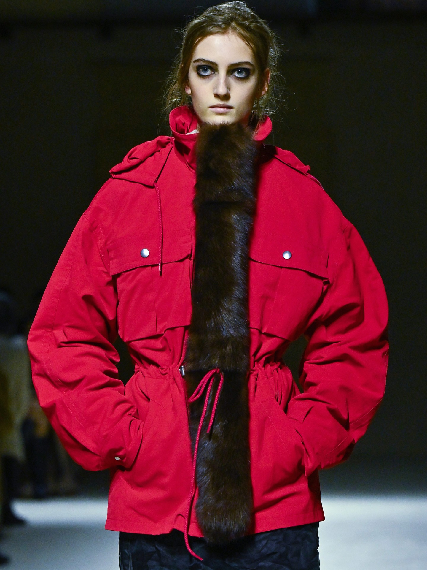 Hinh anh Prada FW 2026: Nghệ thuật layering từ sàn diễn đến đời sống đương đại 10