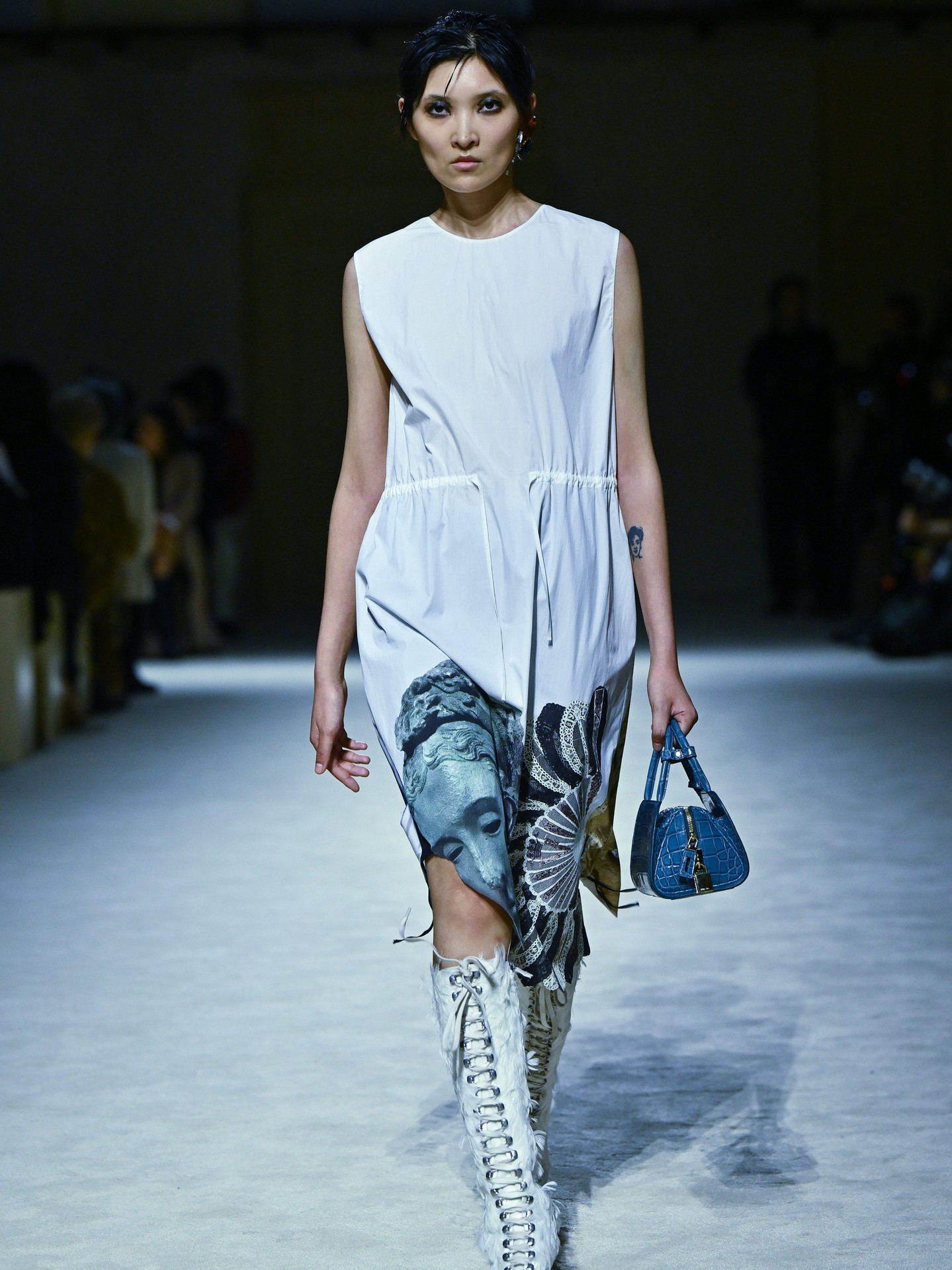 Hinh anh Prada FW 2026: Nghệ thuật layering từ sàn diễn đến đời sống đương đại 9