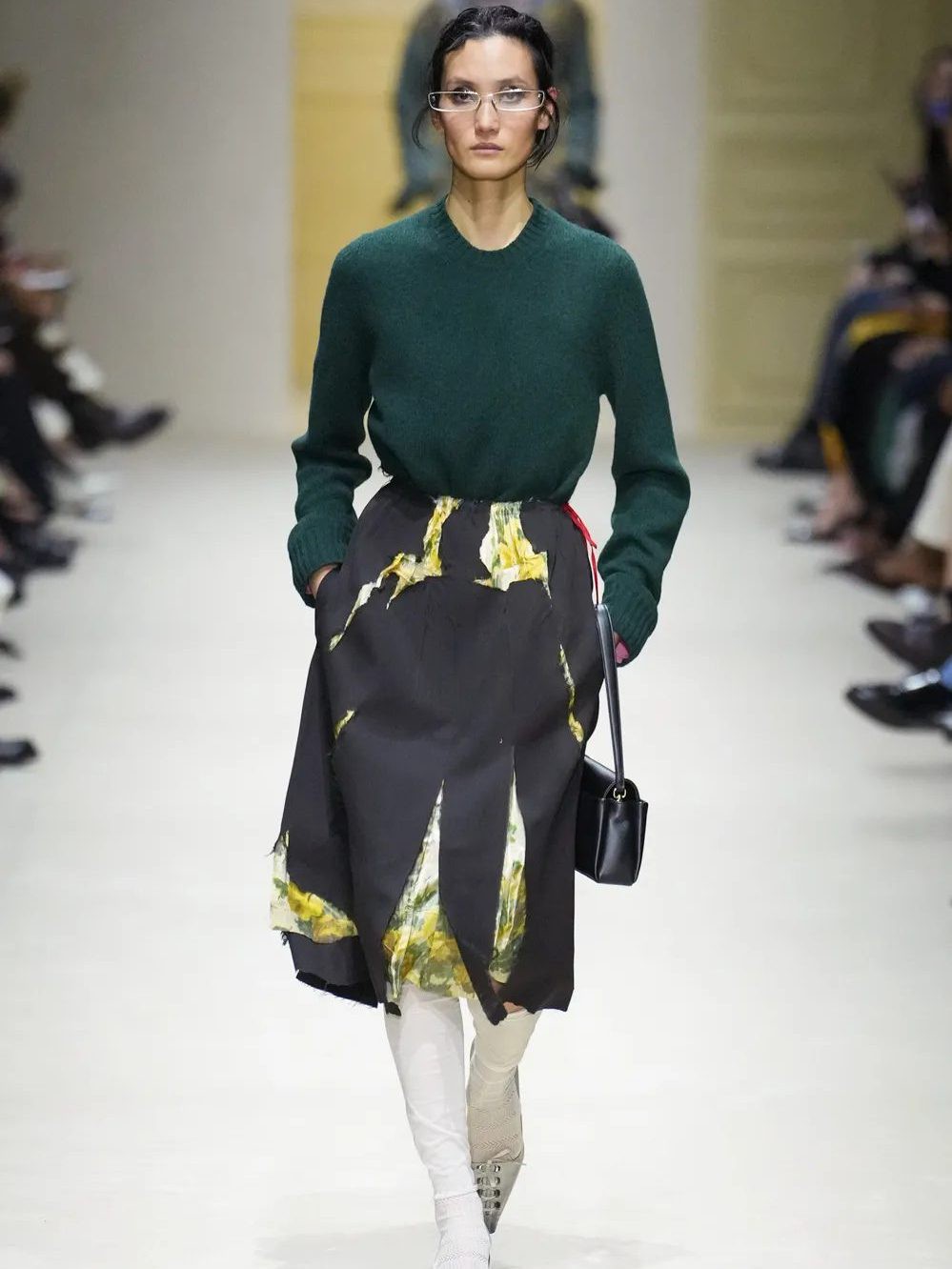 Hinh anh Prada FW 2026: Nghệ thuật layering từ sàn diễn đến đời sống đương đại 8